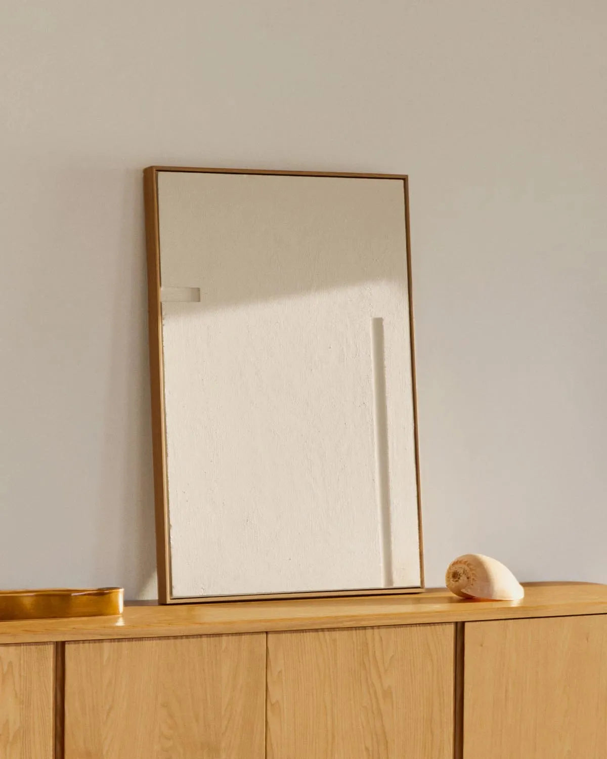 Elegantes Sefri Bild: Geometrische Formen in Weiß, 60x90 cm, Kave Home.