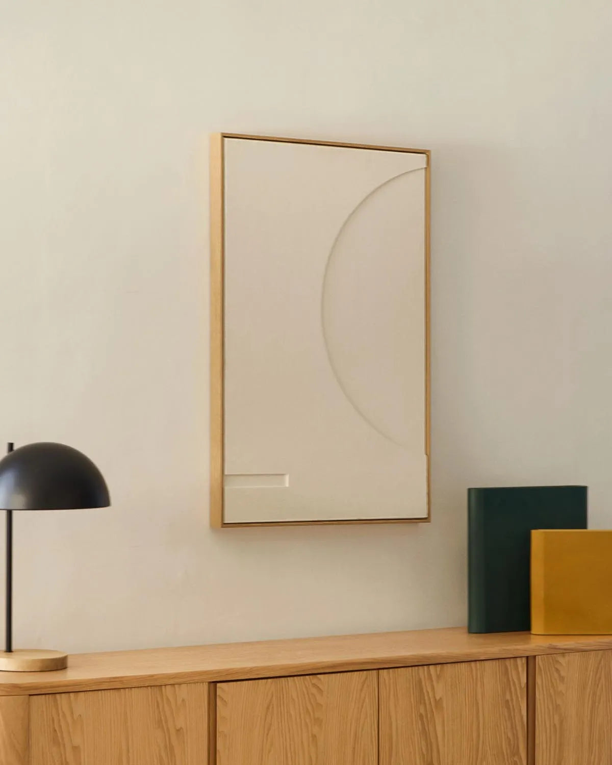 Elegantes Sefri Bild: Weiße Geometrie, 60x90 cm von Kave Home.
