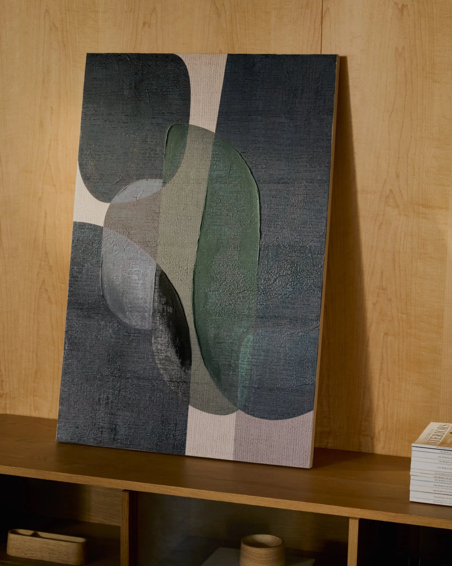 Ein modernes Kunstwerk in Blau und Grün, das mit dynamischen Formen und harmonischen Farben jeden Raum belebt.