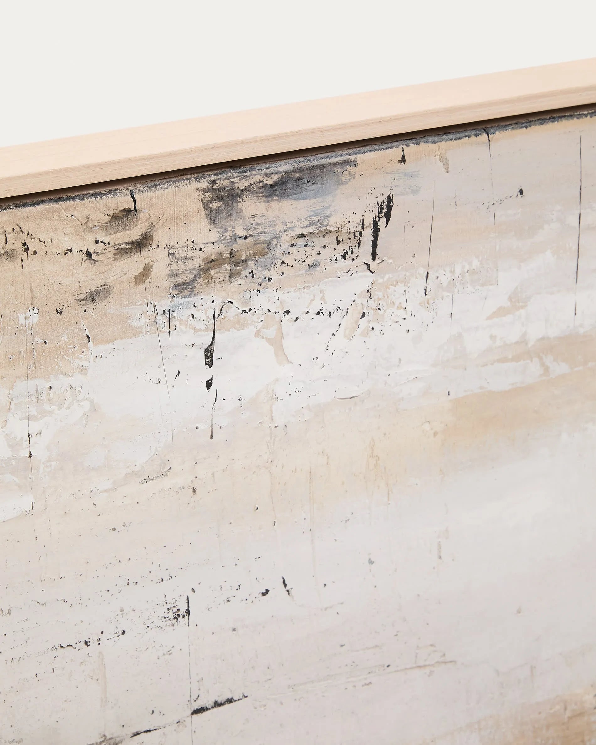 Elegantes Kunstwerk in Grautönen, das mit abstrakter Tiefe und Textur jeden Raum stilvoll bereichert.