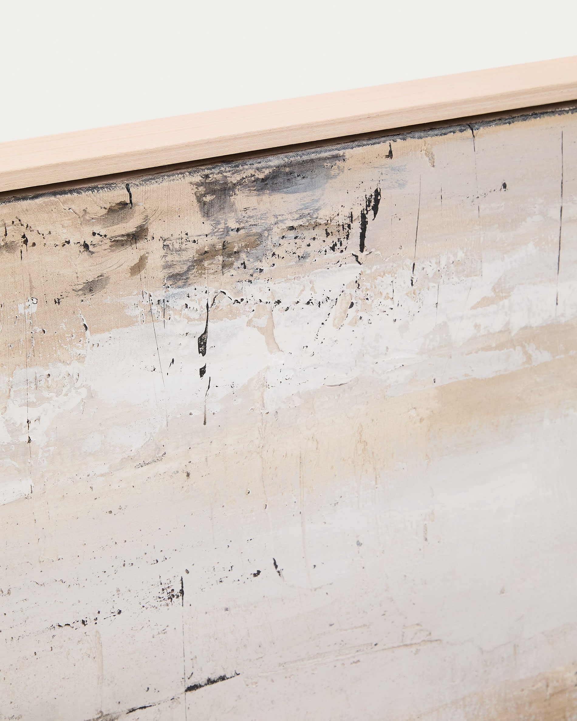 Abstraktes Kunstwerk Selnar in Grau, 122x32 cm, von Kave Home. Perfekt für moderne und elegante Raumgestaltung.