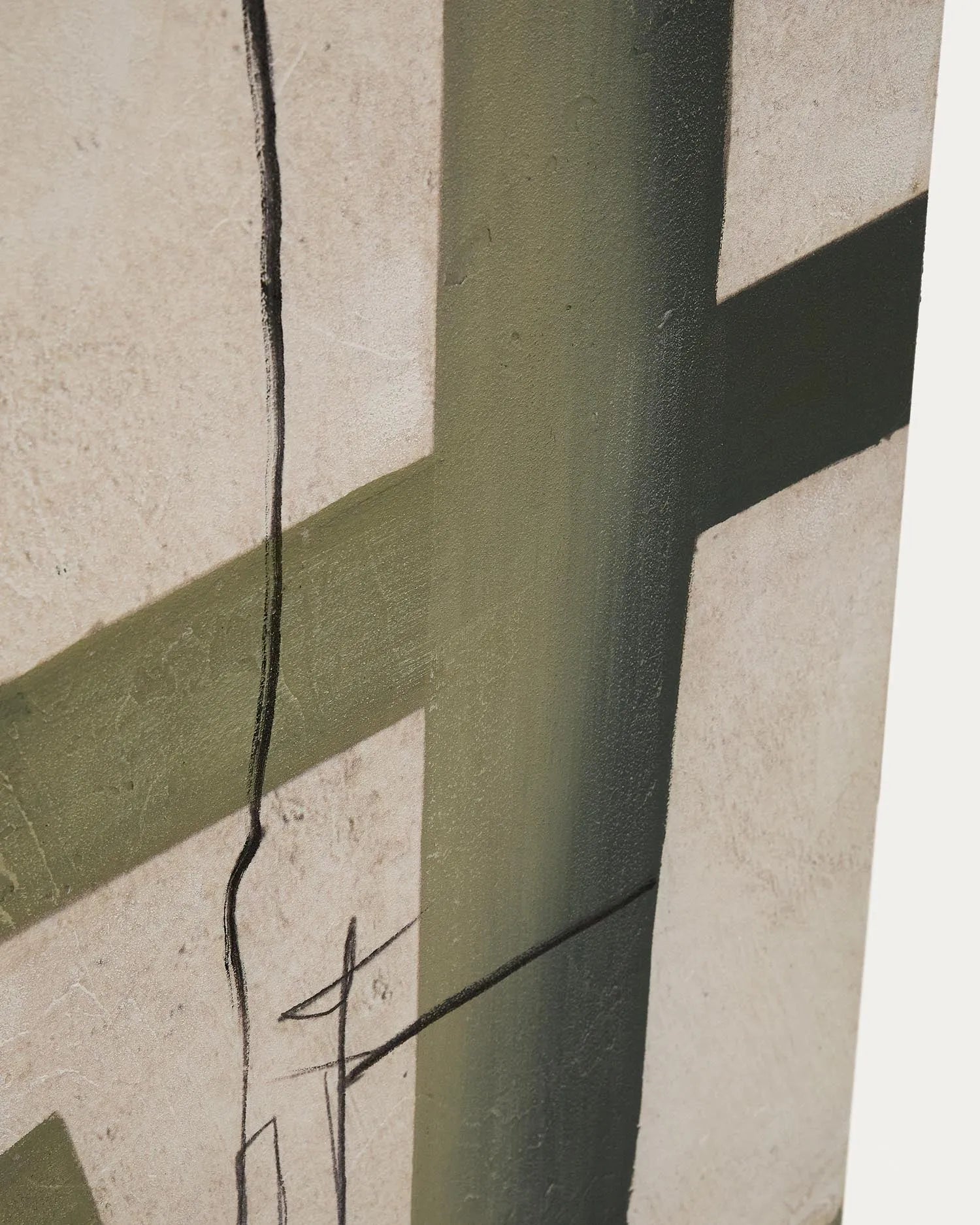Ein Kunstwerk voller Dynamik: Die "Fida" Leinwand in Grün, 180x140 cm, vereint Geometrie und organische Formen für zeitlose Eleganz.