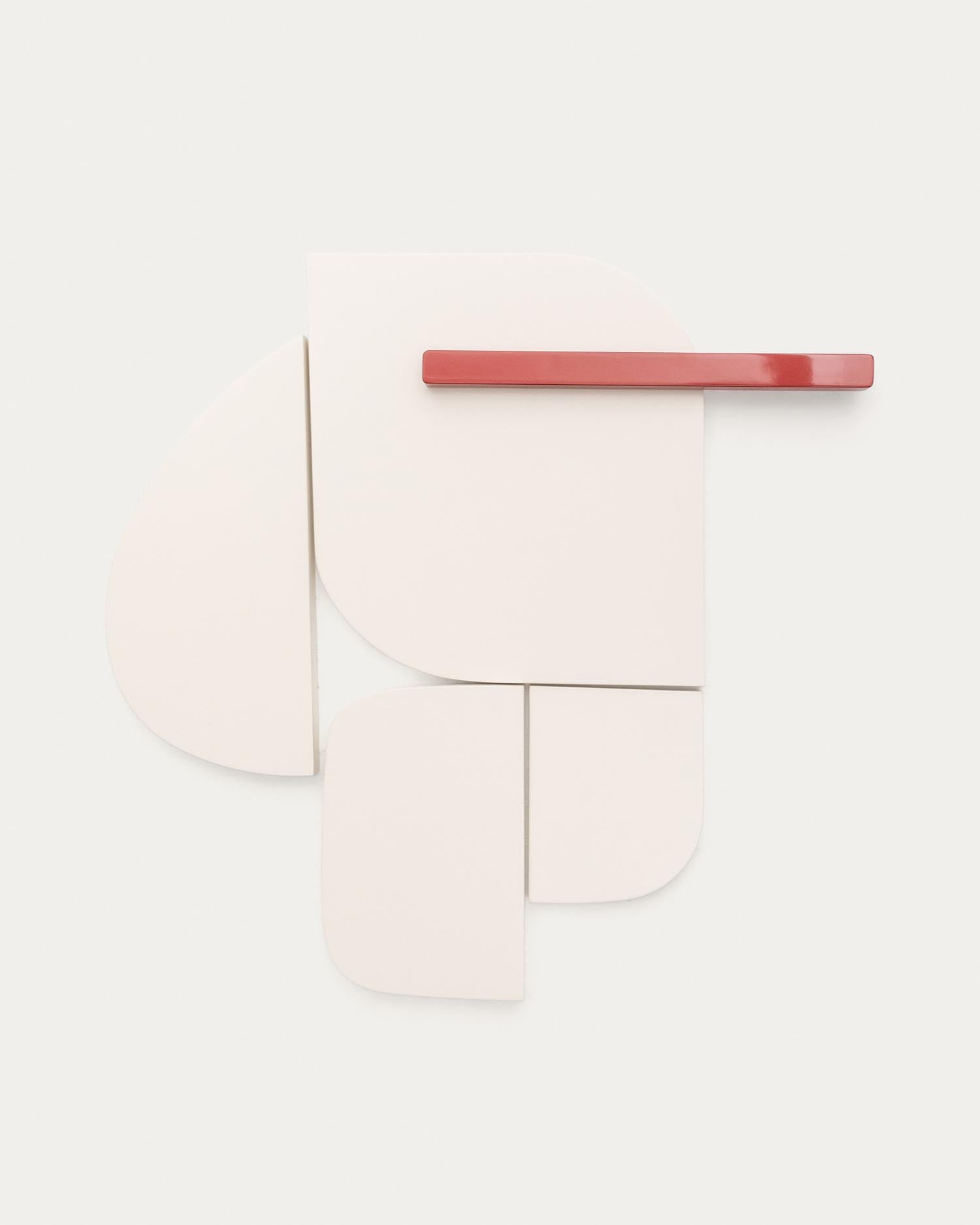 Elegantes Wandpaneel Danei in Weiss und Rot, 65x60 cm, von Kave Home: modernes Kunstwerk für stilvolle Raumgestaltung.