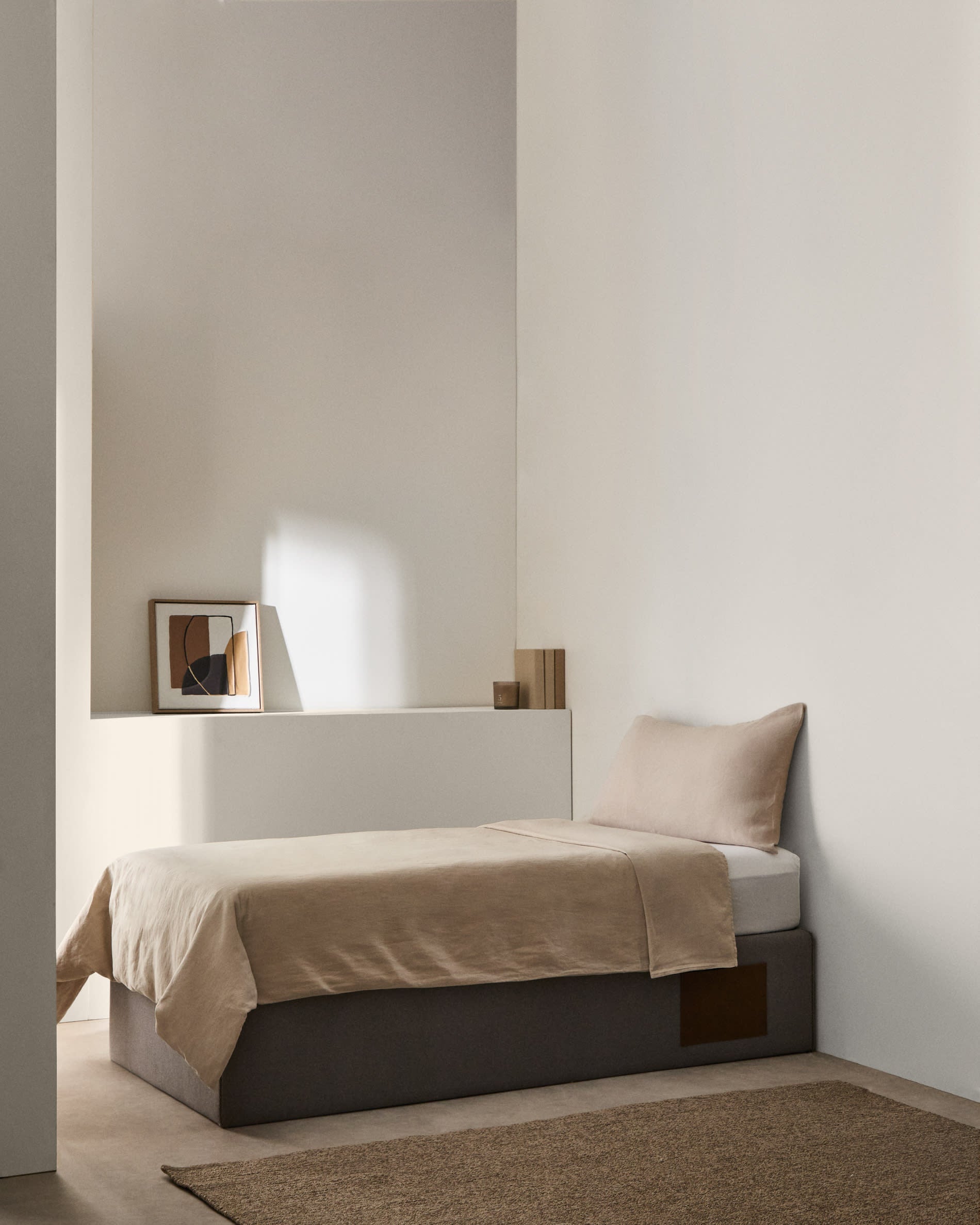 Matters Bettgestell in Grau von Kave Home, klappbar und platzsparend, passend für 90x190 cm Matratzen. Modern und funktional.