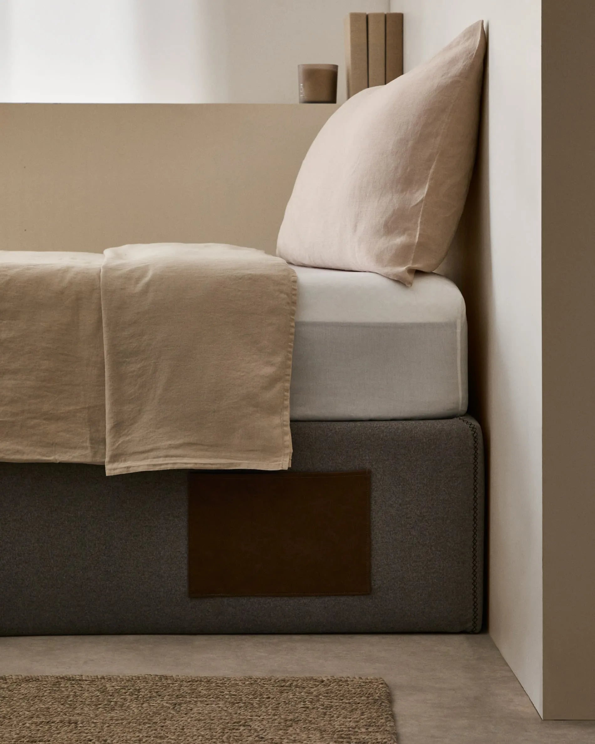Elegantes, graues Bettgestell mit Stauraum, schmutzabweisend, für 90x190 cm Matratzen, einfach montierbar, modern und funktional.