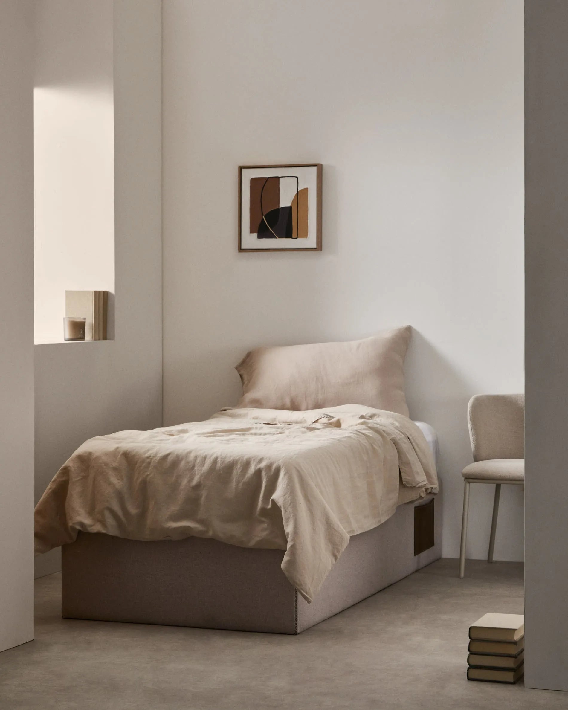 Elegantes, beiges Bettgestell mit verstecktem Stauraum, ideal für kleine Räume. Pflegeleicht und stilvoll für 90x190 cm Matratzen.