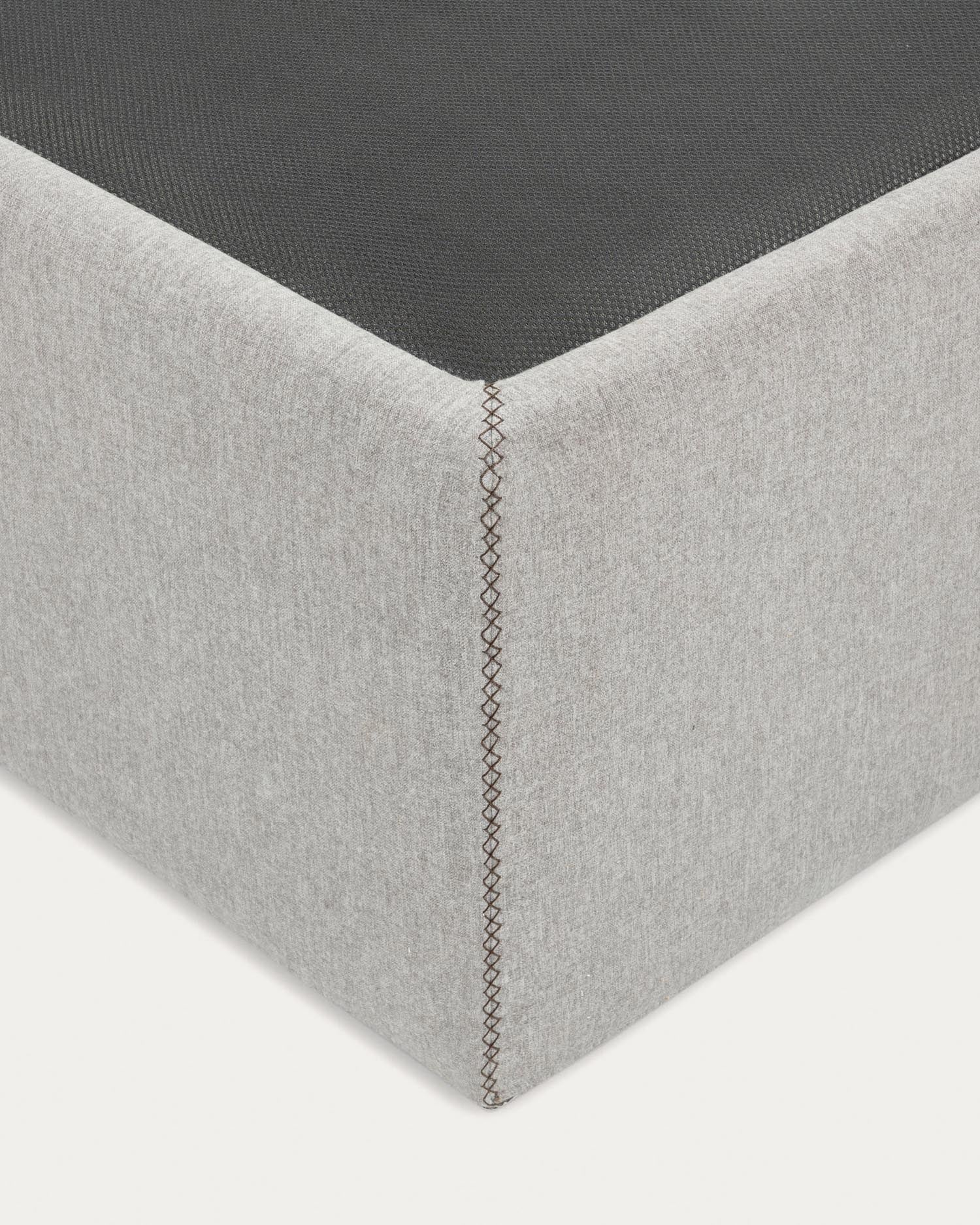 Graues, faltbares Bettgestell von Kave Home, passend für 150x190 cm Matratzen, ideal für modernes und platzsparendes Wohnen.