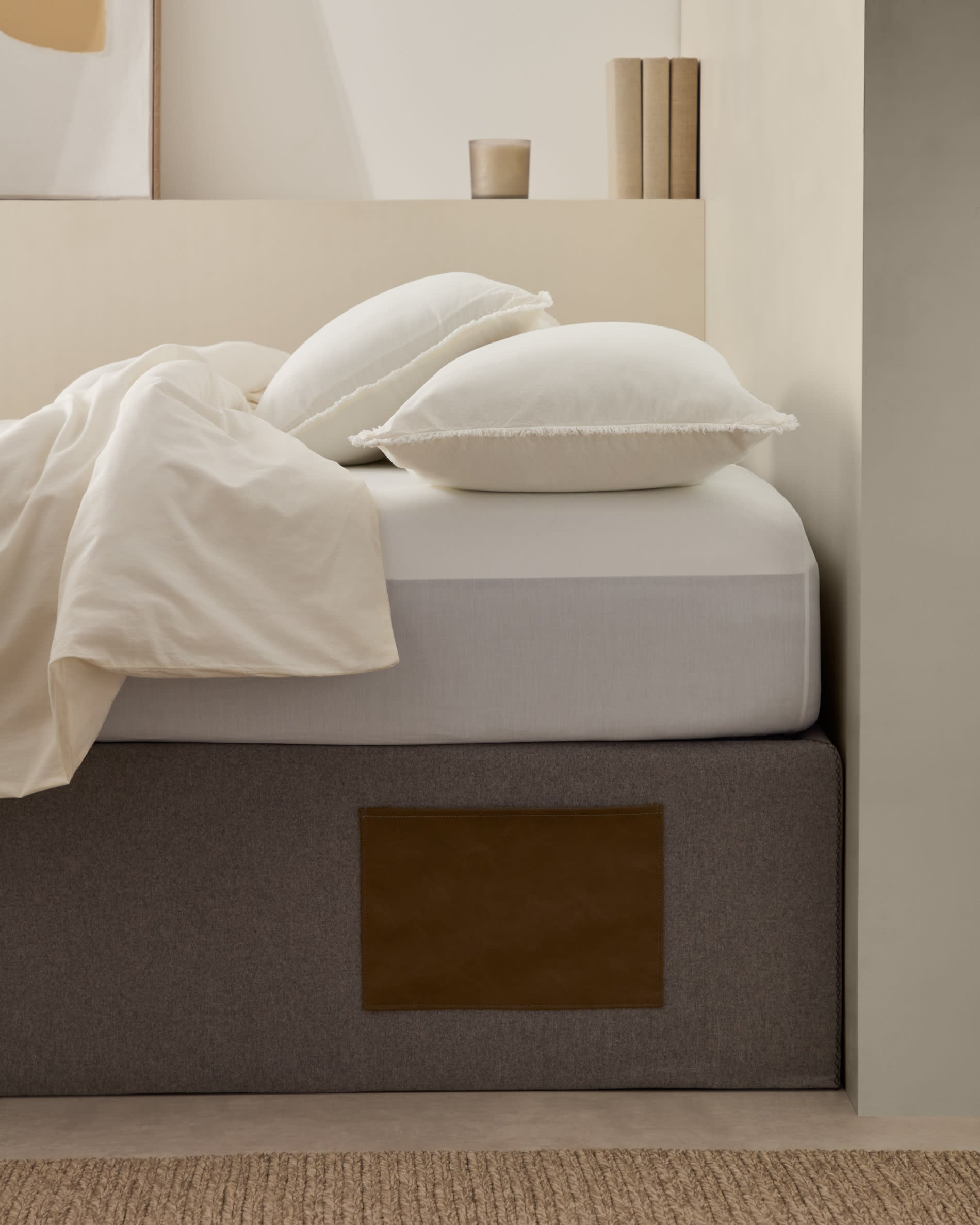 Graues, klappbares Bettgestell von Kave Home für 150x190 cm Matratzen, stilvoll und praktisch für modernes Wohnen.