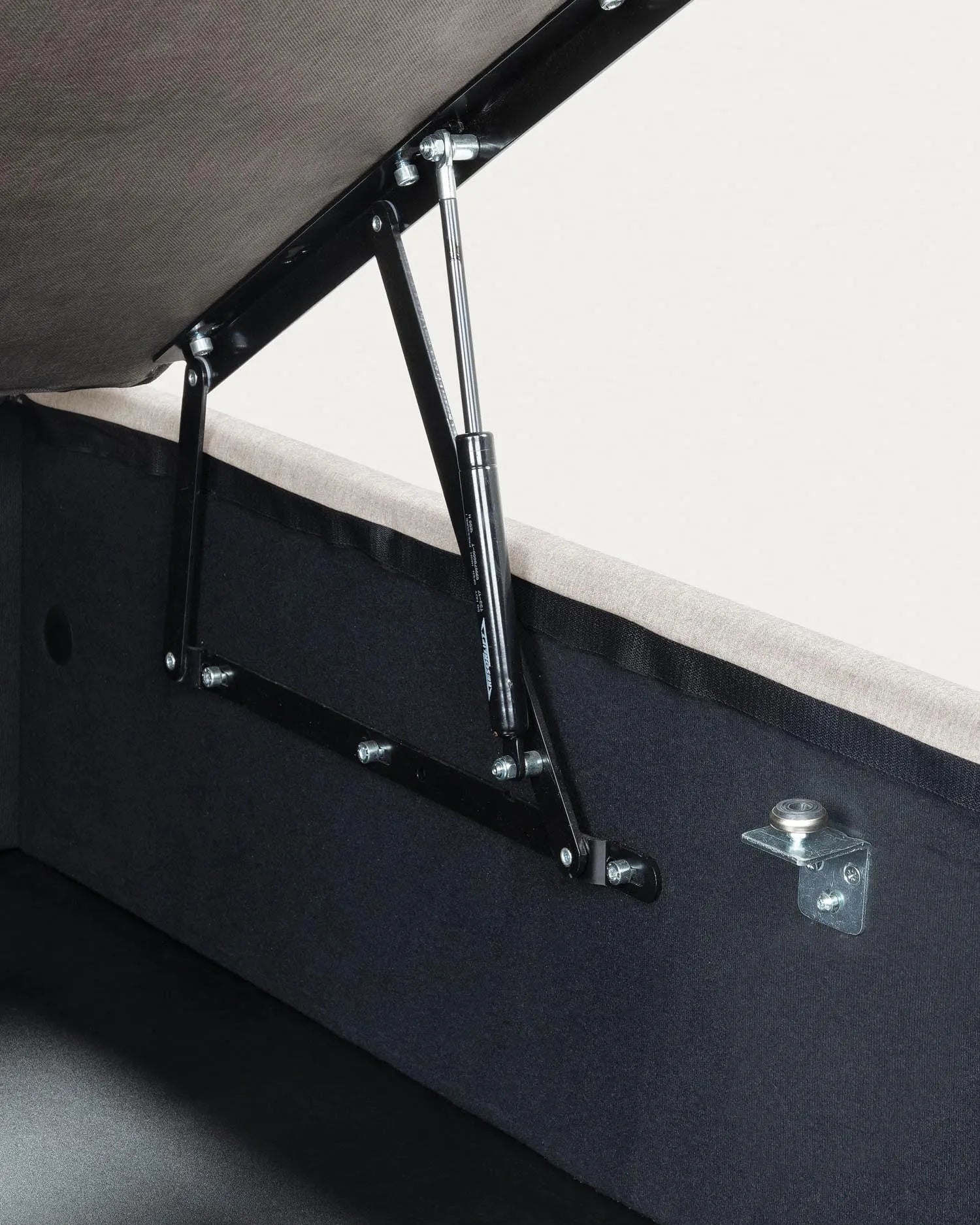 Elegantes beiges Bettgestell von Kave Home, aufklappbar, passend für 150x190 cm Matratzen, ideal für modernes Interieur.
