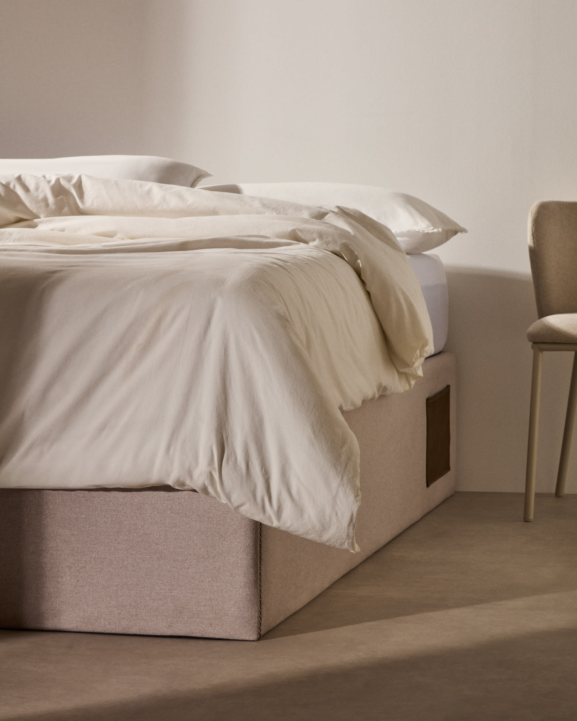 Elegantes beiges Bettgestell von Kave Home, aufklappbar, passend für 150x190 cm Matratzen, modern und funktional gestaltet.