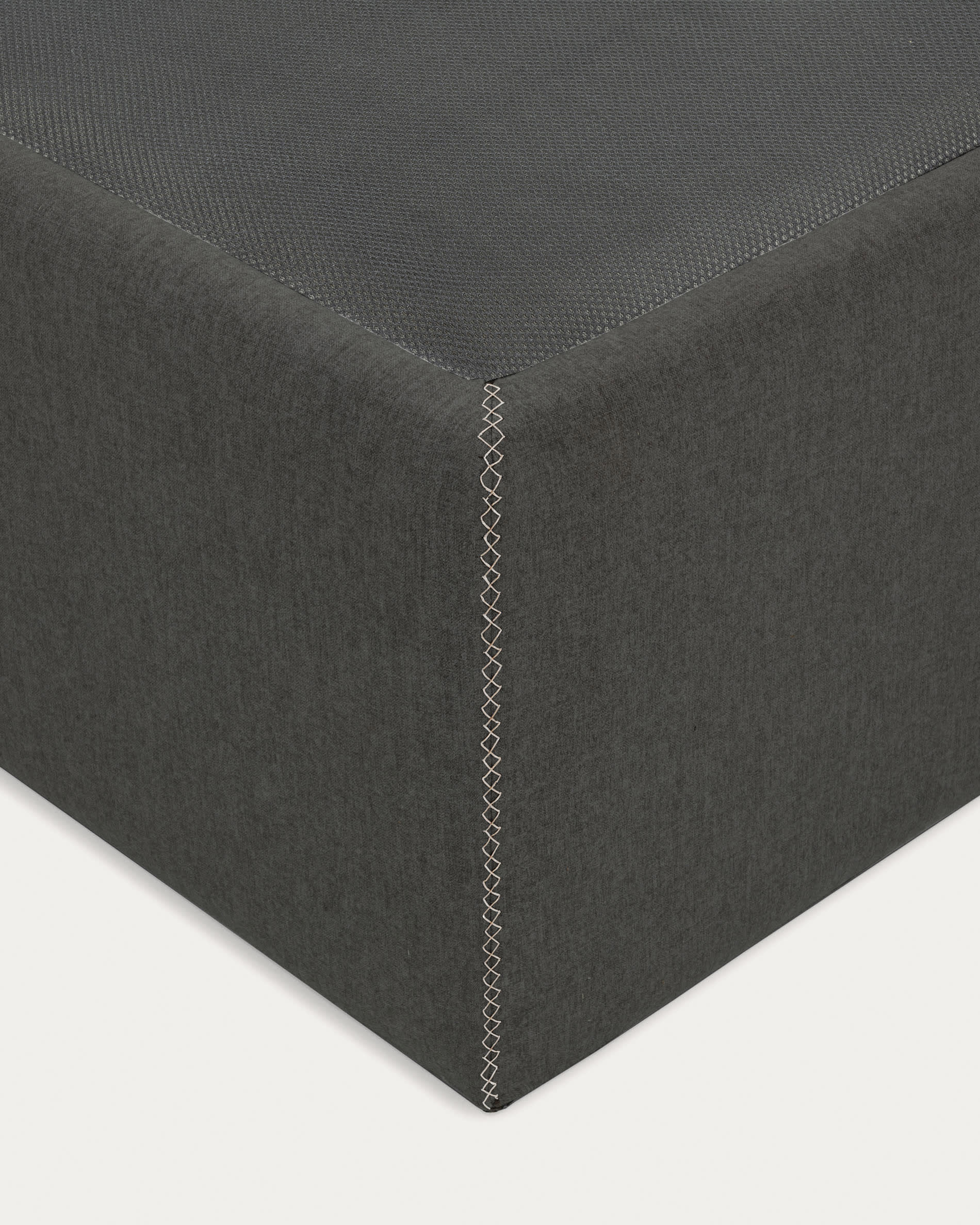 Elegantes schwarzes Bettgestell von Kave Home, klappbar und ideal für 160x200 cm Matratzen, perfekt für modernes Wohnen.