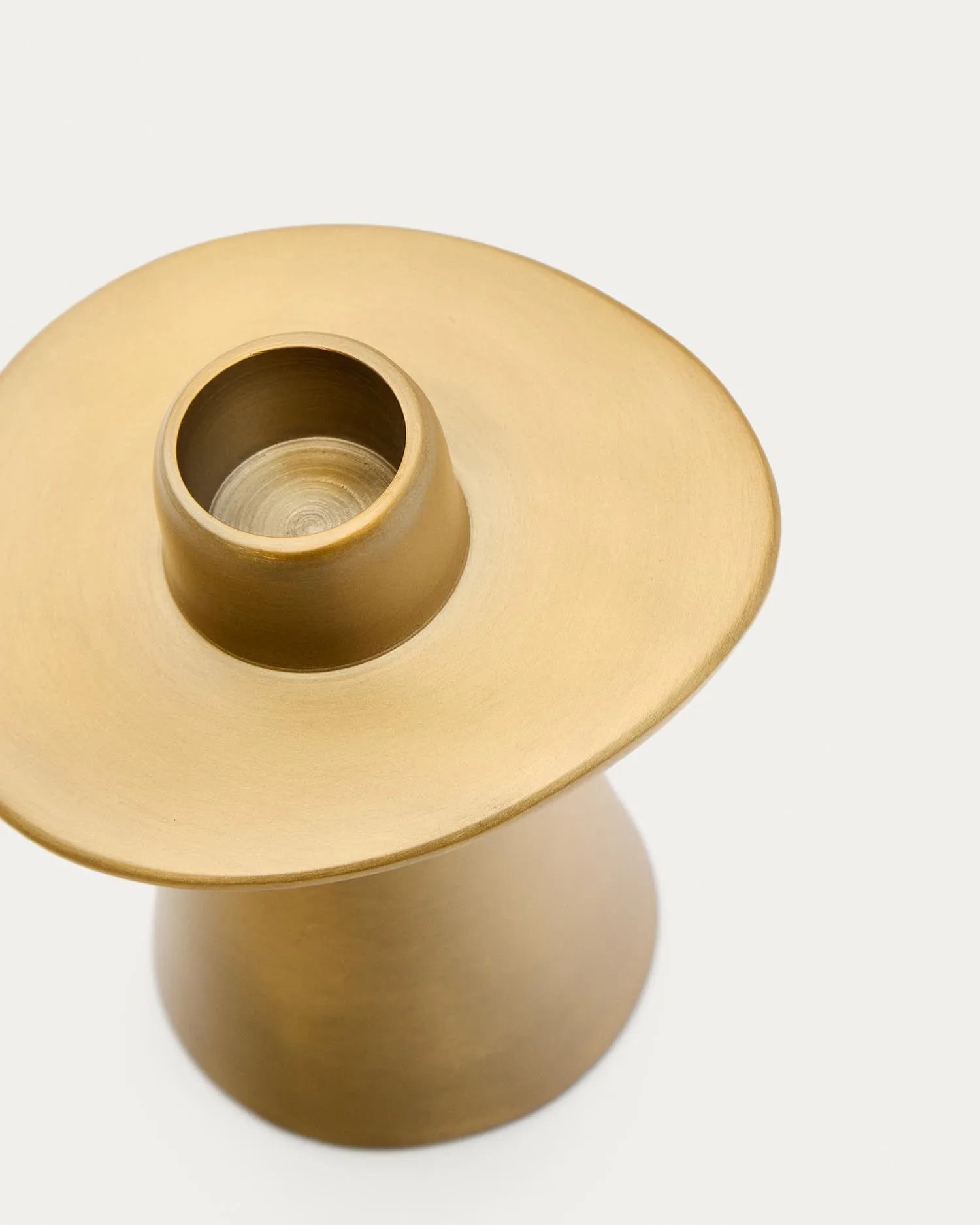 Eleganter Kerzenhalter aus goldfarbenem Aluminium, der mit seiner konischen Form und luxuriösen Ausstrahlung jeden Raum veredelt.
