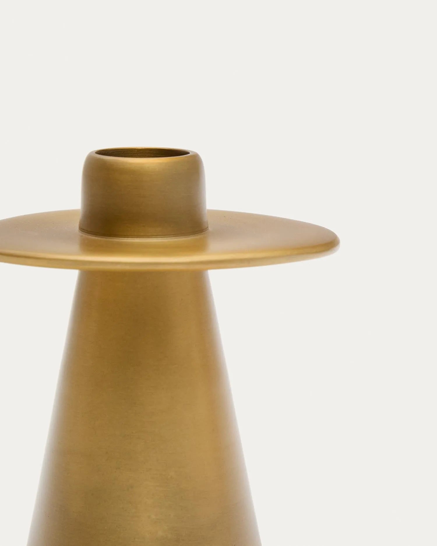 Eleganter Kerzenhalter aus goldfarbenem Aluminium, der mit seiner konischen Form und luxuriösen Ausstrahlung jeden Raum veredelt.