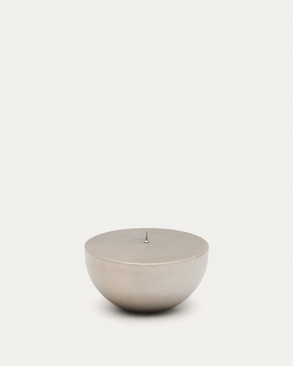 Grosser Kerzenhalter Quira aus silberfarbenem Edelstahl in Silber präsentiert im Onlineshop von KAQTU Design AG. Kerzenständer ist von Kave Home