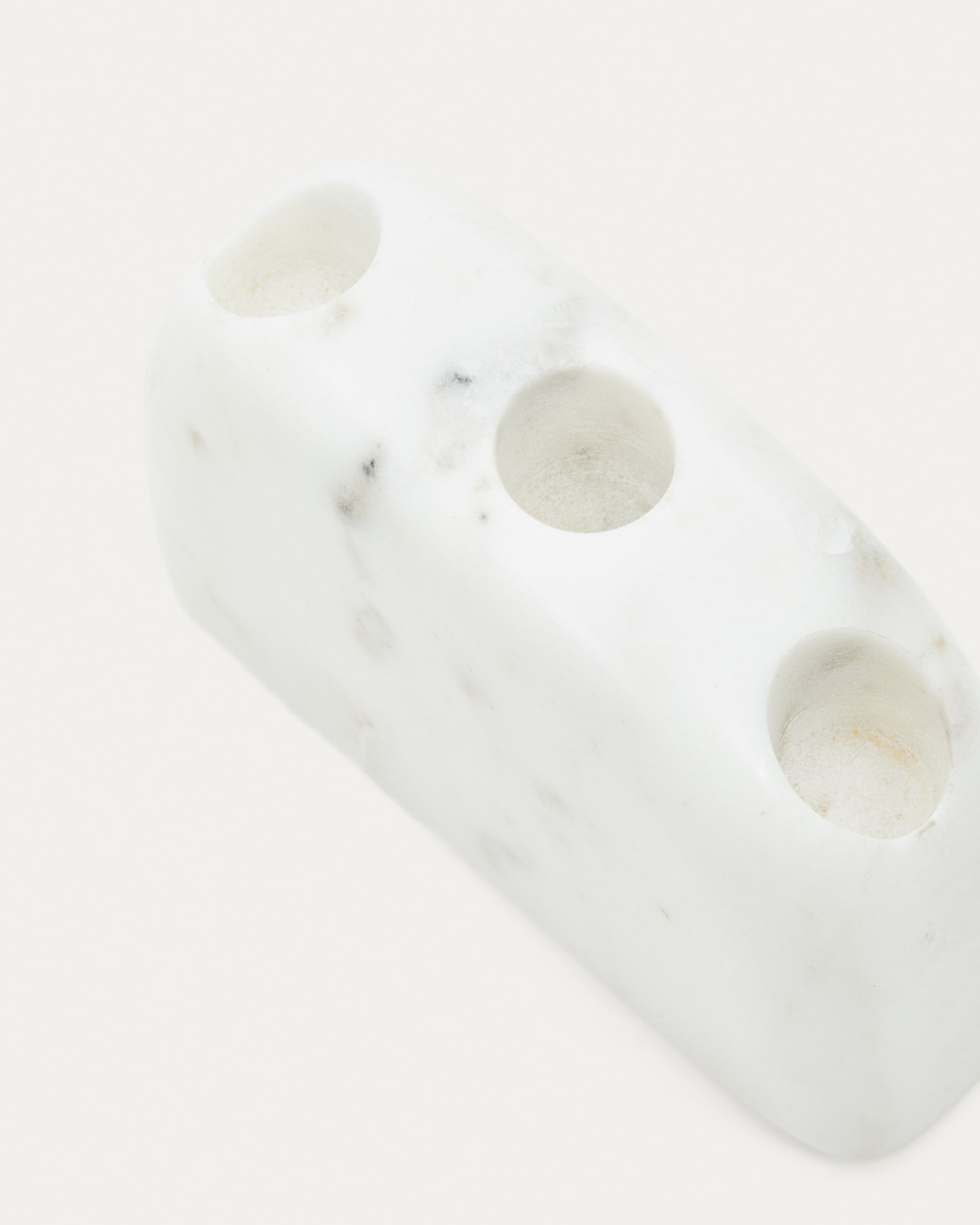 Mittelgrosser Kerzenhalter Signe aus weissem Marmor 10 cm in Weiss präsentiert im Onlineshop von KAQTU Design AG. Kerzenständer ist von Kave Home