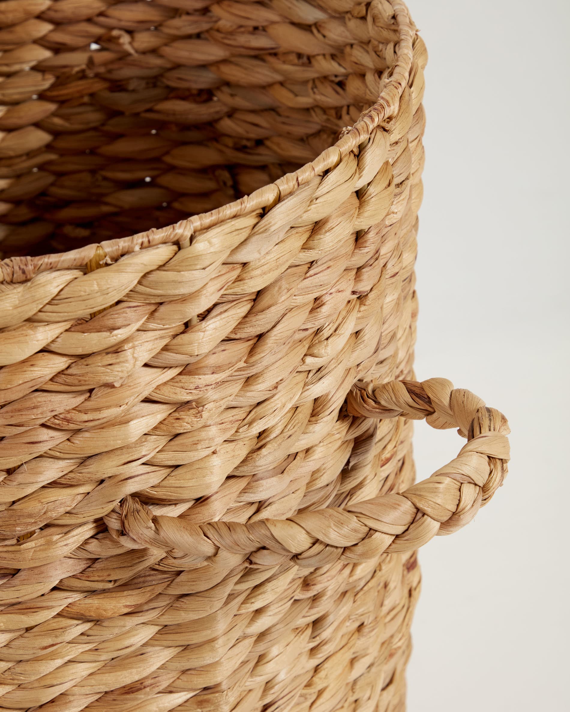 Der Yessira Wäschekorb aus Naturfaser (55 cm) bietet nachhaltige Eleganz und praktische Aufbewahrung für Ihre Wäsche.