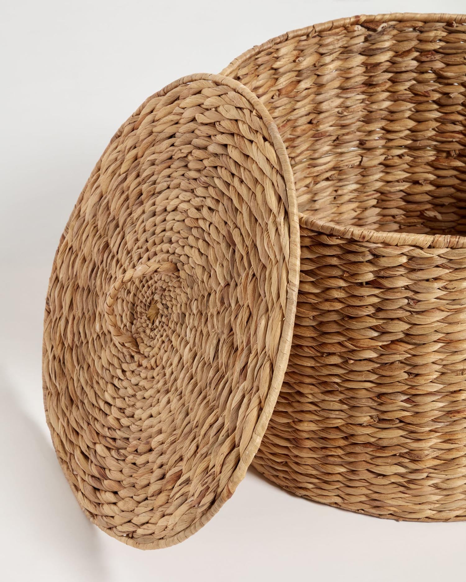 Der Yessira Wäschekorb von Kave Home, 45 cm, aus Naturfaser, bietet praktischen Stauraum und ein elegantes, natürliches Design.