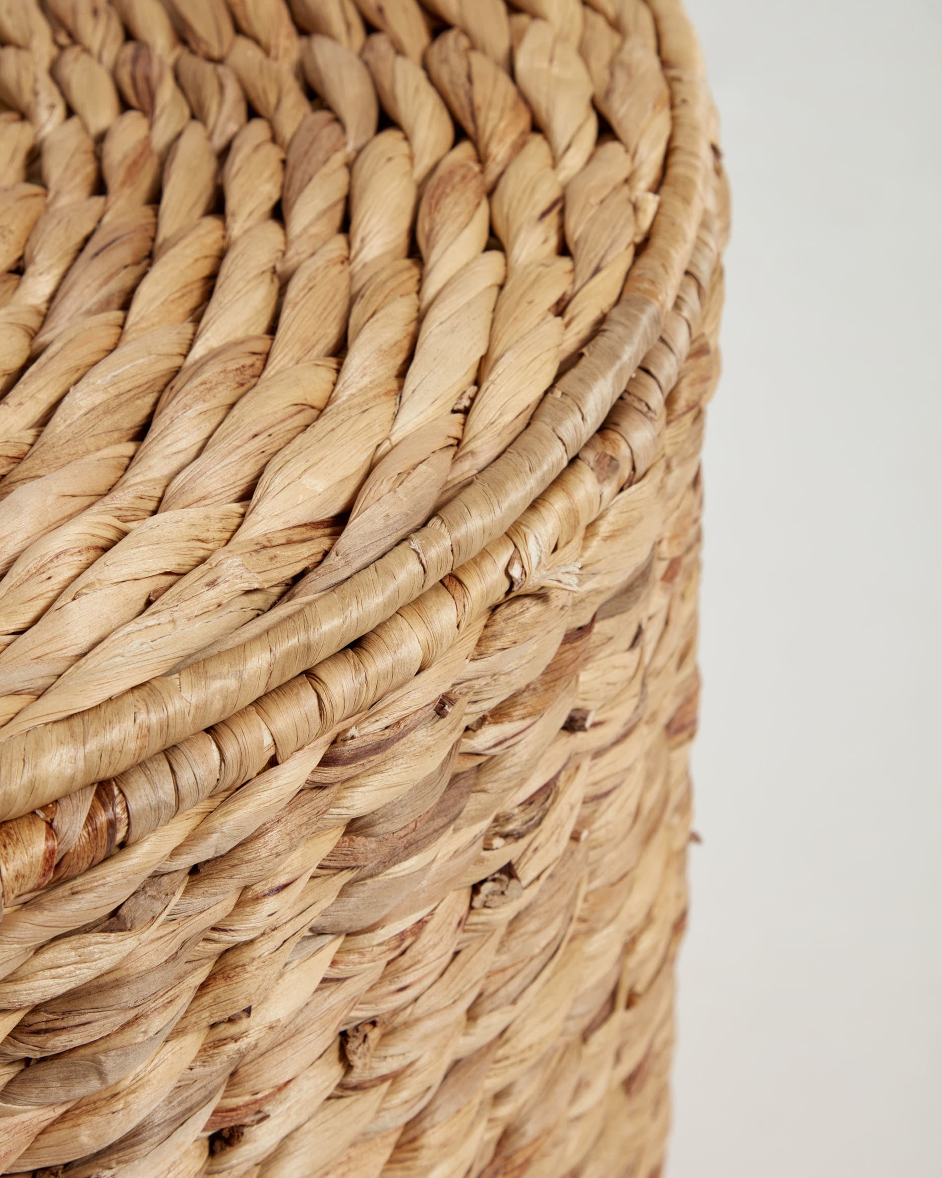 Der Yessira Wäschekorb aus Naturfaser, 45 cm, von Kave Home bietet praktischen Stauraum und ein modernes, natürliches Design.