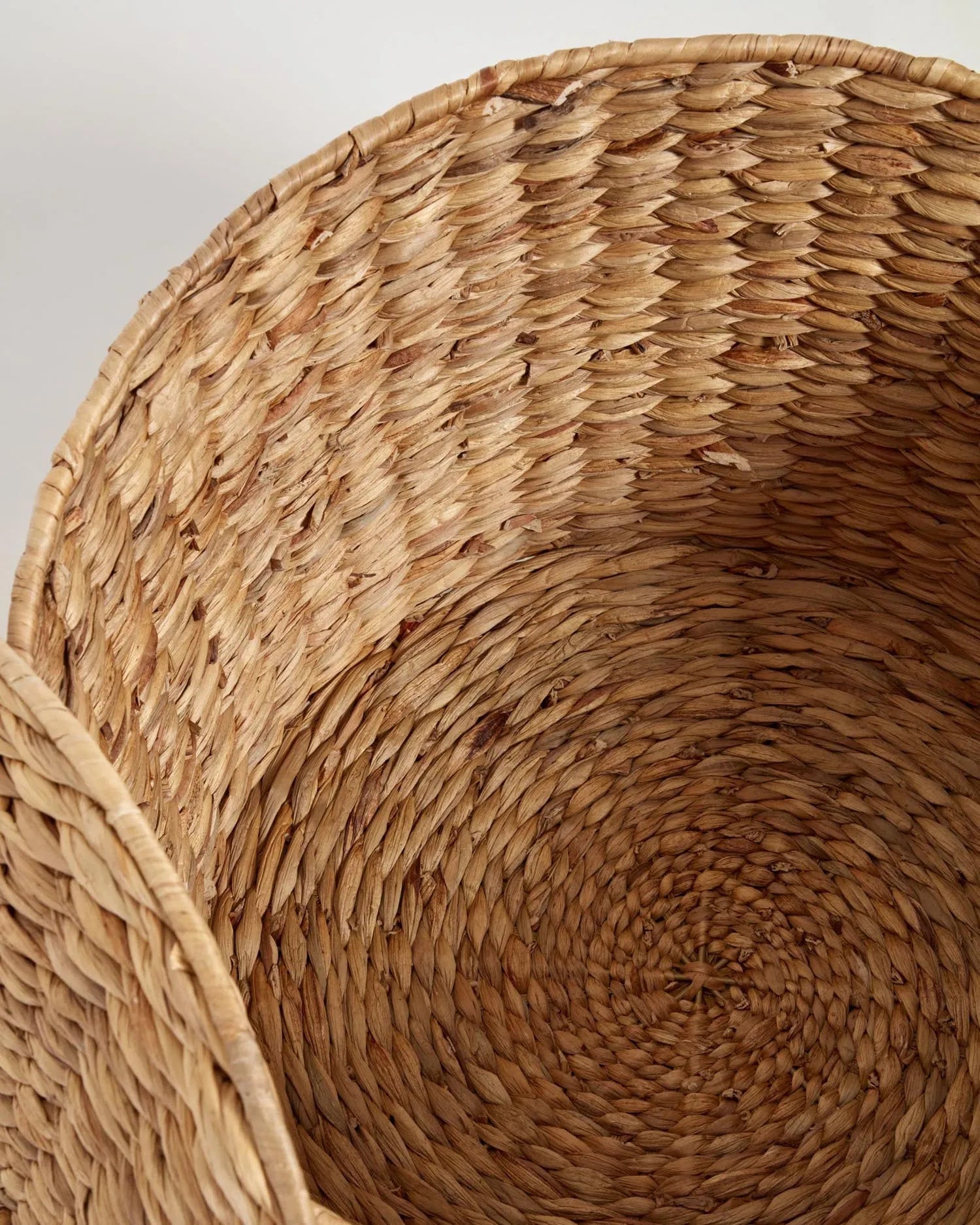 Der Yessira Wäschekorb (45 cm) von Kave Home besticht durch Naturfaser-Design und vereint Stil mit praktischer Funktionalität.