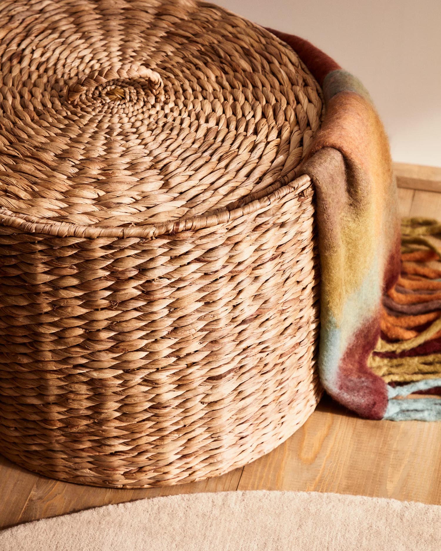 Eleganter Yessira Wäschekorb aus Naturfaser, 45 cm, von Kave Home. Praktisch, stilvoll und nachhaltig für Ihr Zuhause.