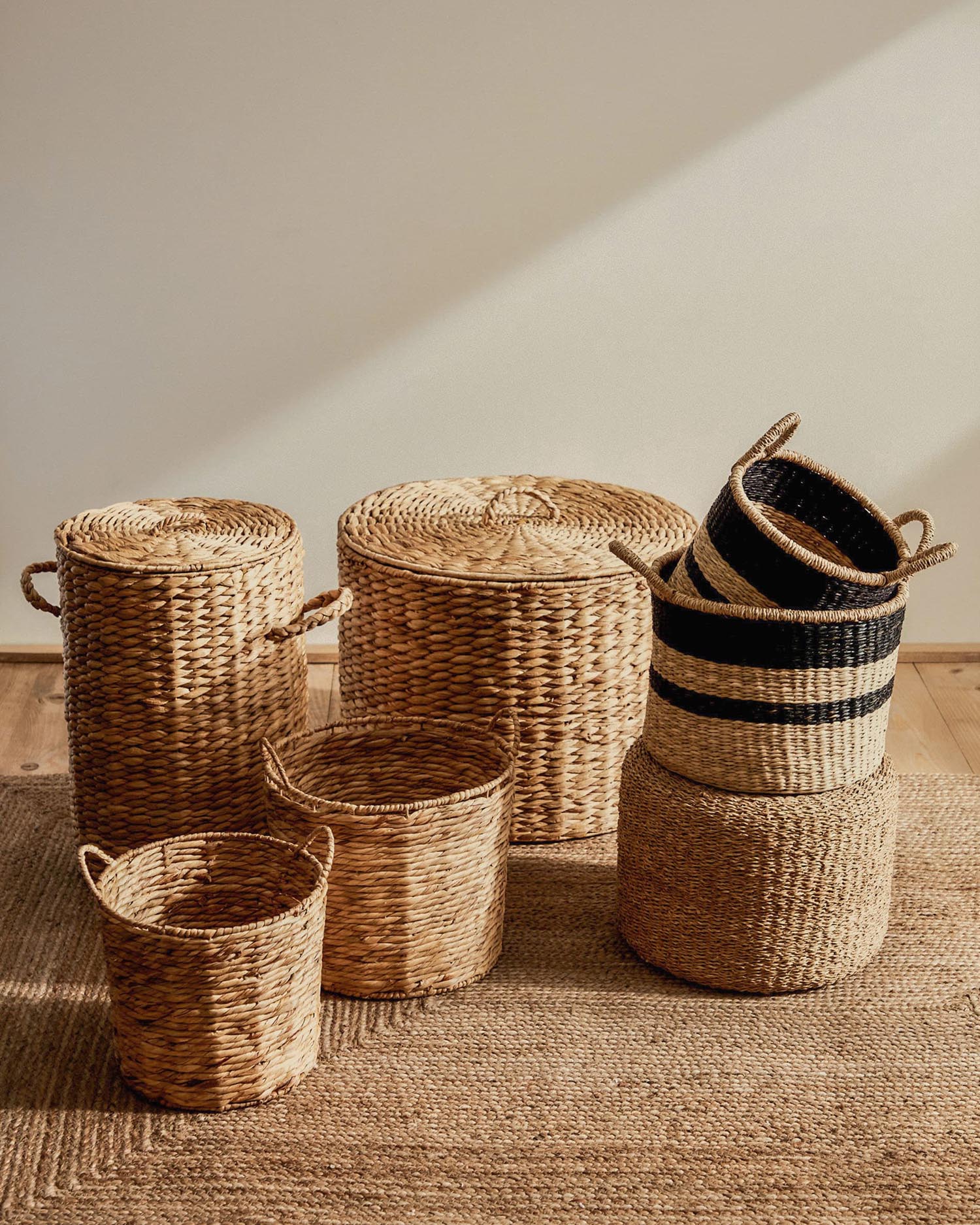 Der Yessira Wäschekorb aus Naturfaser, 45 cm, von Kave Home kombiniert Funktionalität mit natürlichem, stilvollem Design.