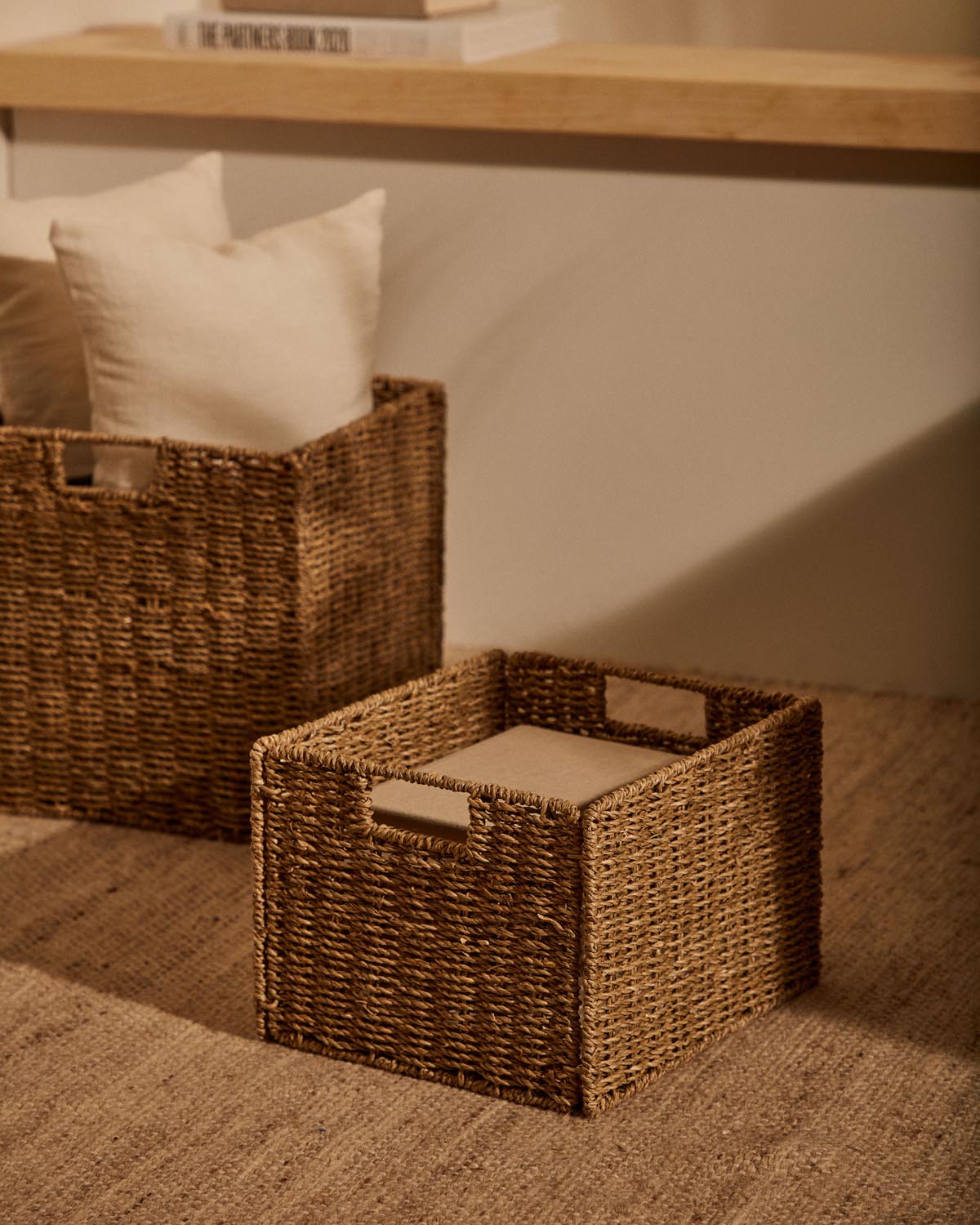 Tossa klappbare Kiste aus Naturfasern 32 x 27 cm in Natur präsentiert im Onlineshop von KAQTU Design AG. Aufbewahrungskorb ist von Kave Home