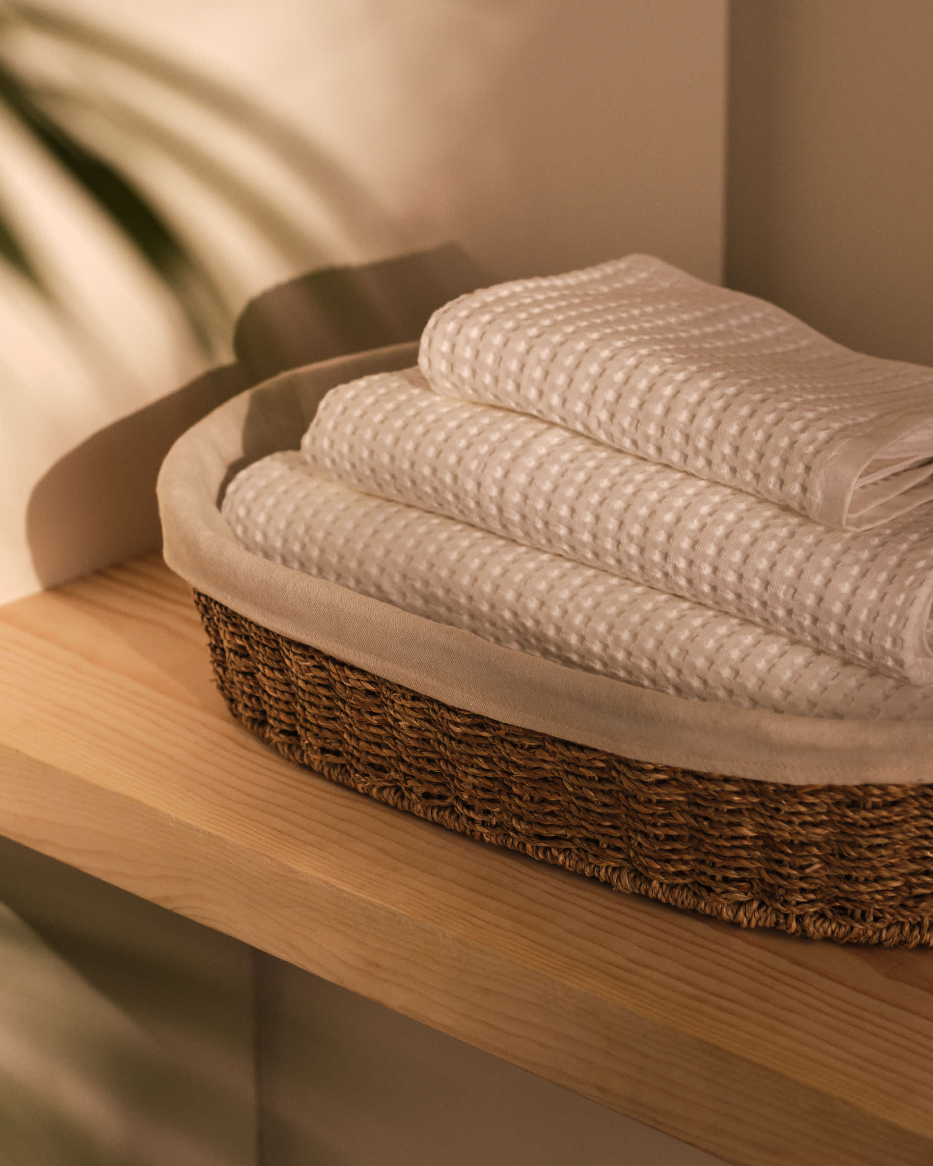 Tossa grosser Korb aus Naturfasern in Natur präsentiert im Onlineshop von KAQTU Design AG. Aufbewahrungskorb ist von Kave Home
