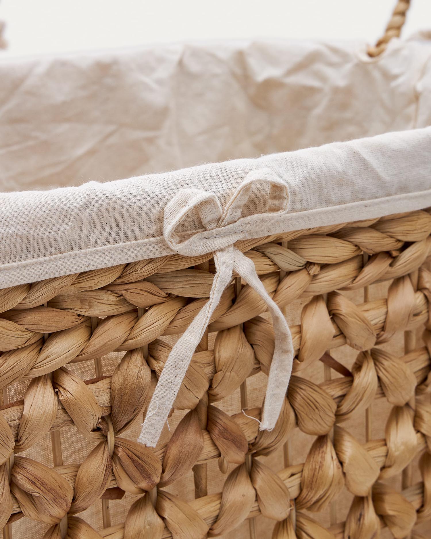 Das Tressa Set enthält zwei stilvolle Wäschekörbe aus Naturfasern (50 cm und 60 cm), ideal für ein modernes Zuhause.