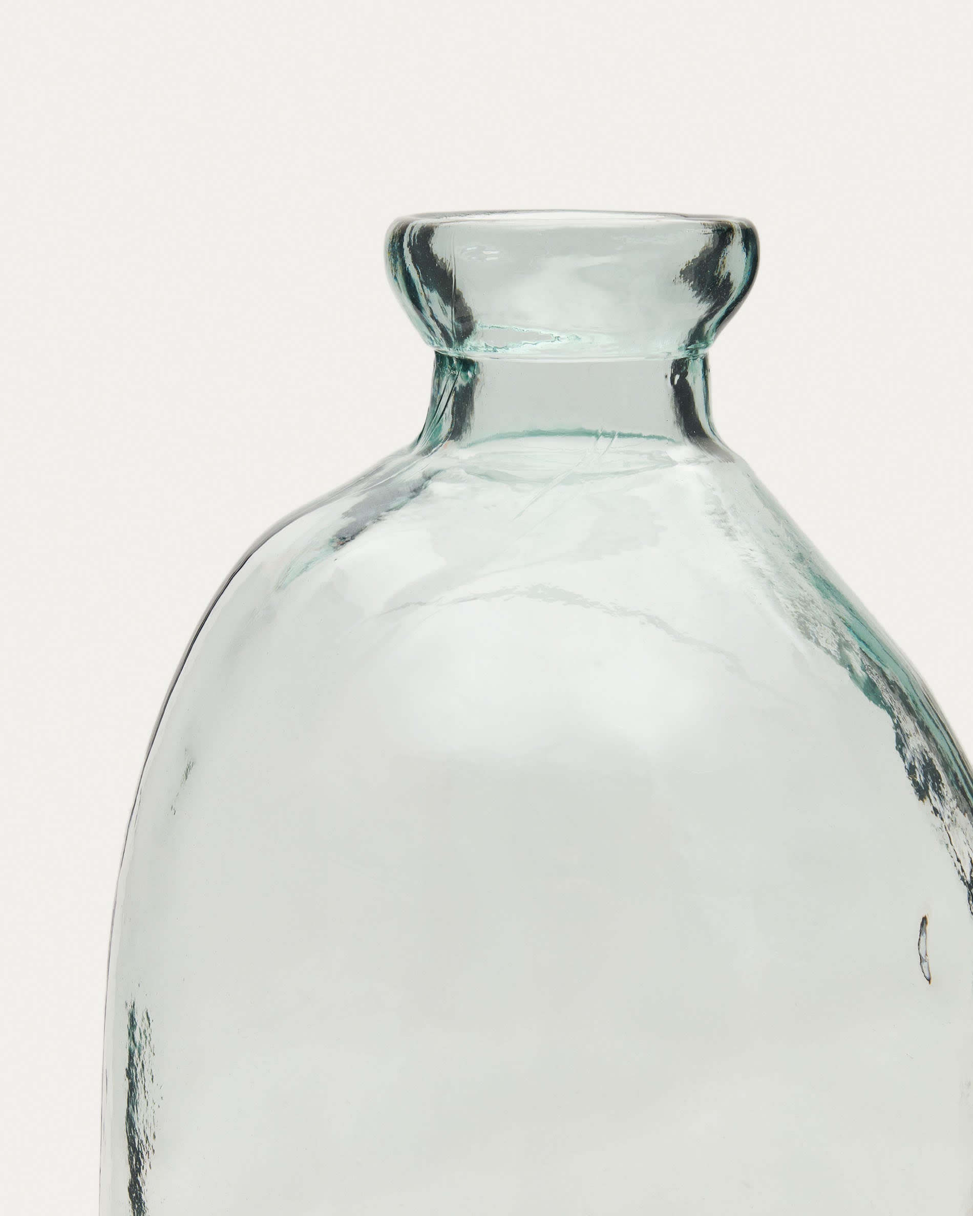 Die Brenna Vase, 73 cm, aus recyceltem Glas, vereint Nachhaltigkeit und Stil in einem transparenten, modernen Design.