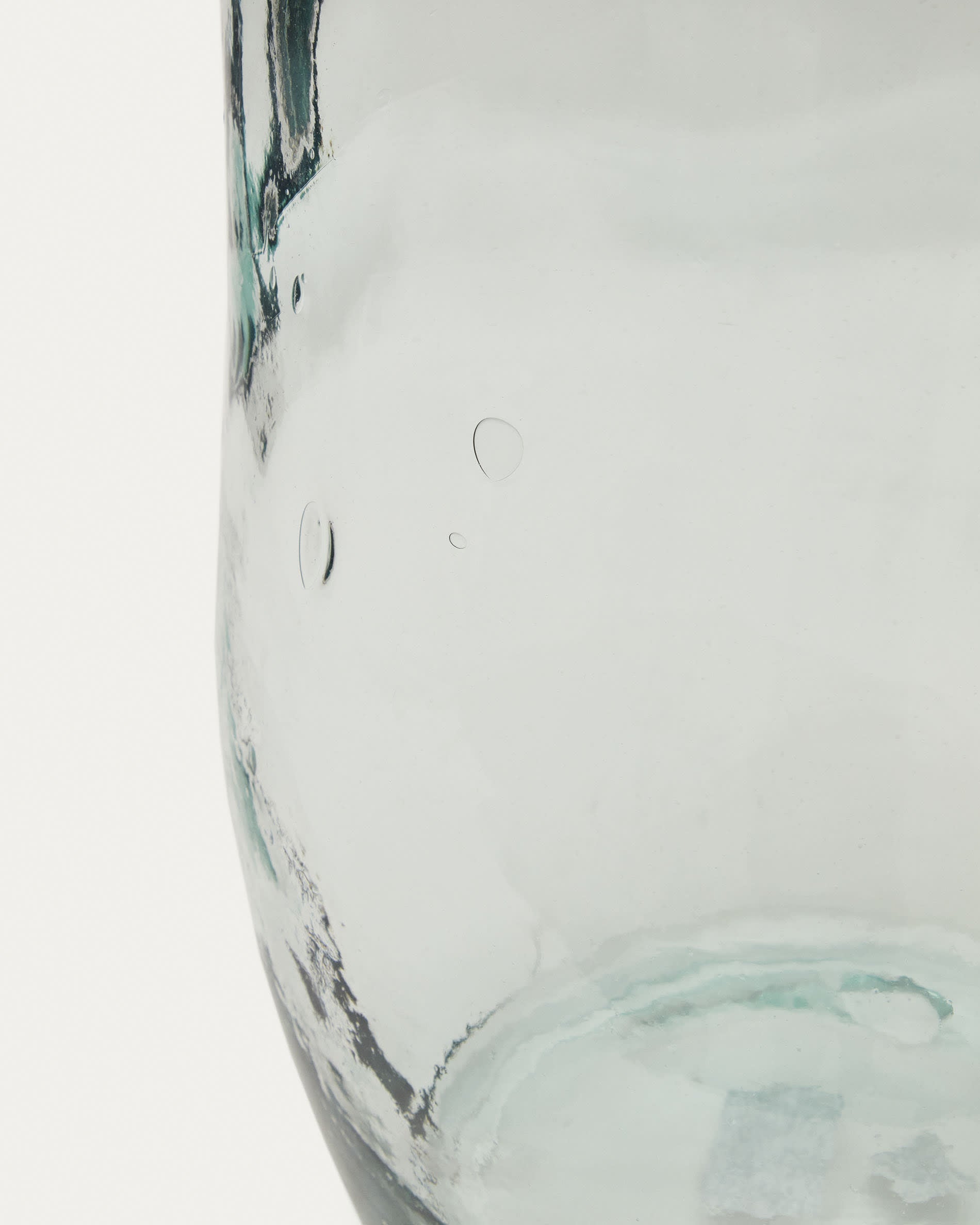 Die Brenna Vase, 73 cm hoch, aus 100% recyceltem Glas, bietet ein elegantes, transparentes Design für nachhaltige Dekoration.