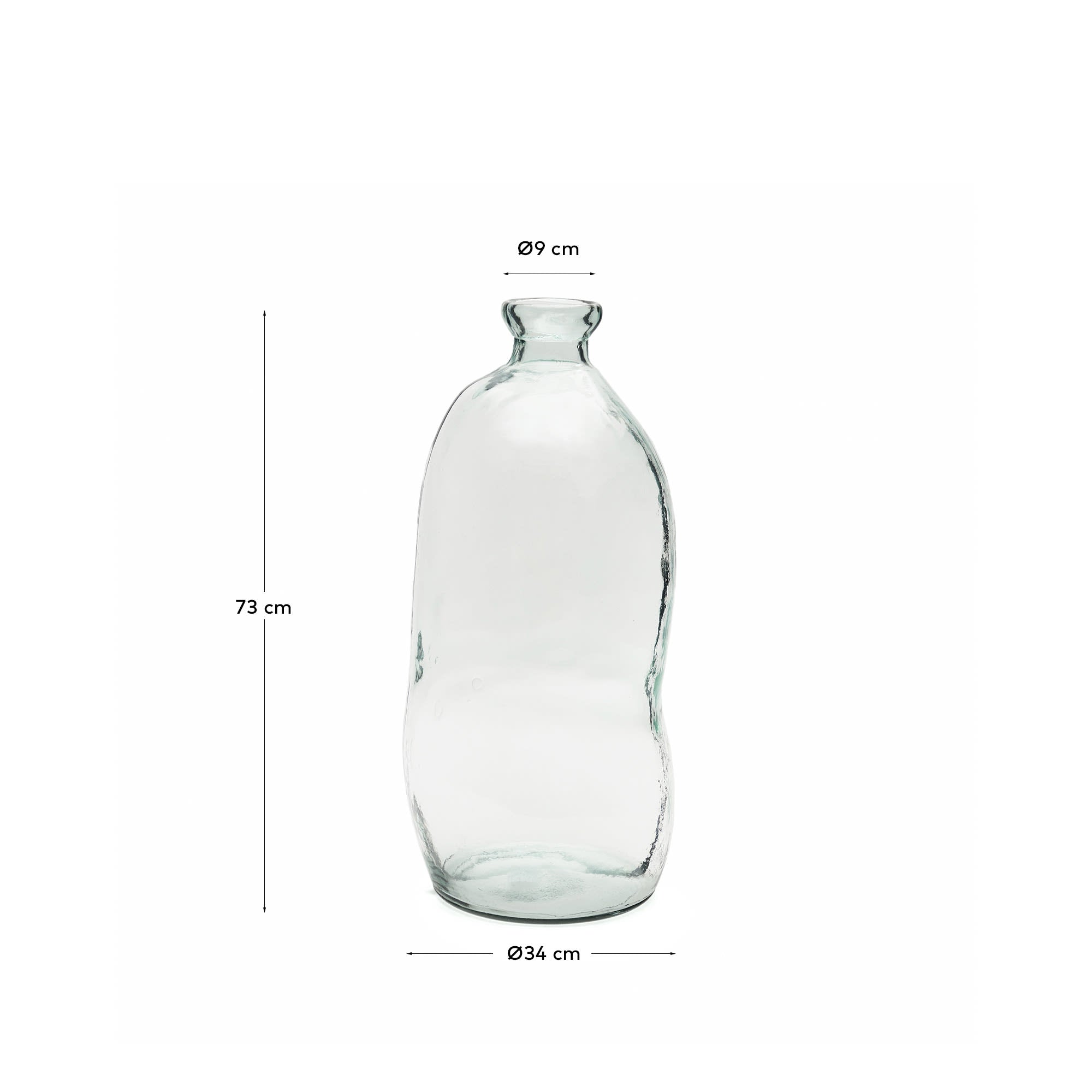 Die 73 cm hohe Brenna Vase aus recyceltem Glas überzeugt mit ihrem klaren Design und nachhaltigem Charme für Ihr Zuhause.