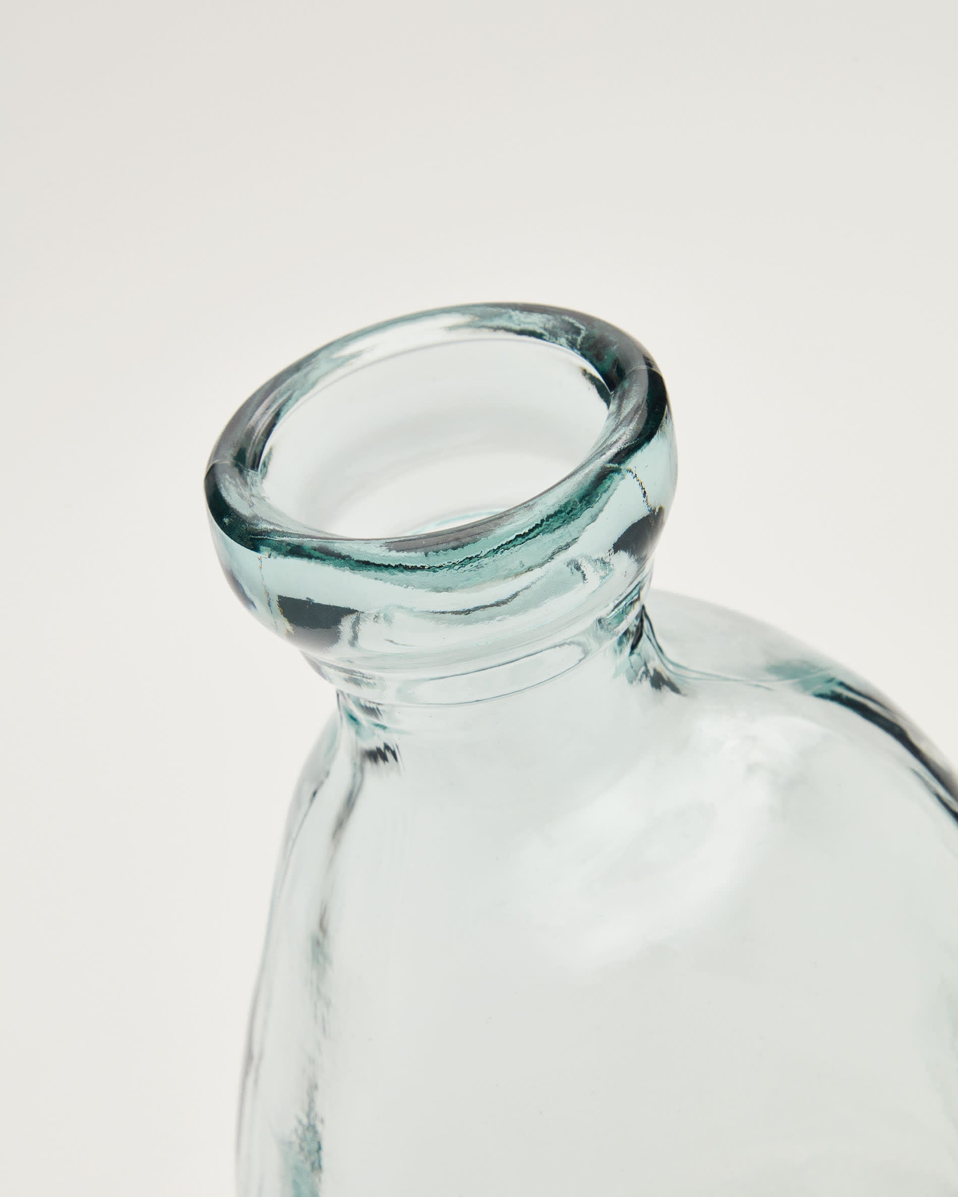 Die Brenna Vase aus 100% recyceltem Glas, 51 cm hoch, ist ein nachhaltiges Designstück von Kave Home, ideal für stilvolle Dekoration.