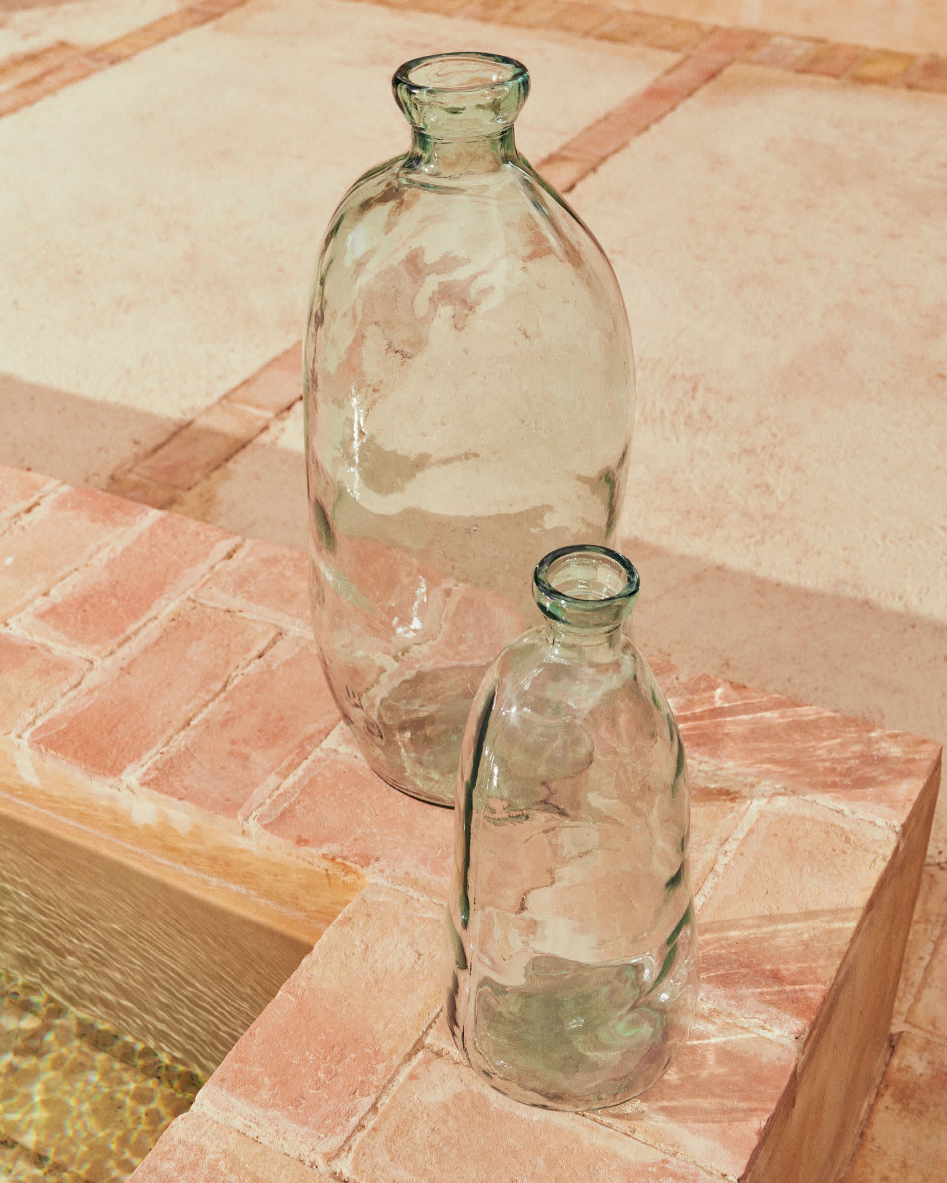Die Brenna Vase aus 100% recyceltem Glas, 51 cm hoch, vereint Nachhaltigkeit und Stil für ein modernes Wohnambiente.