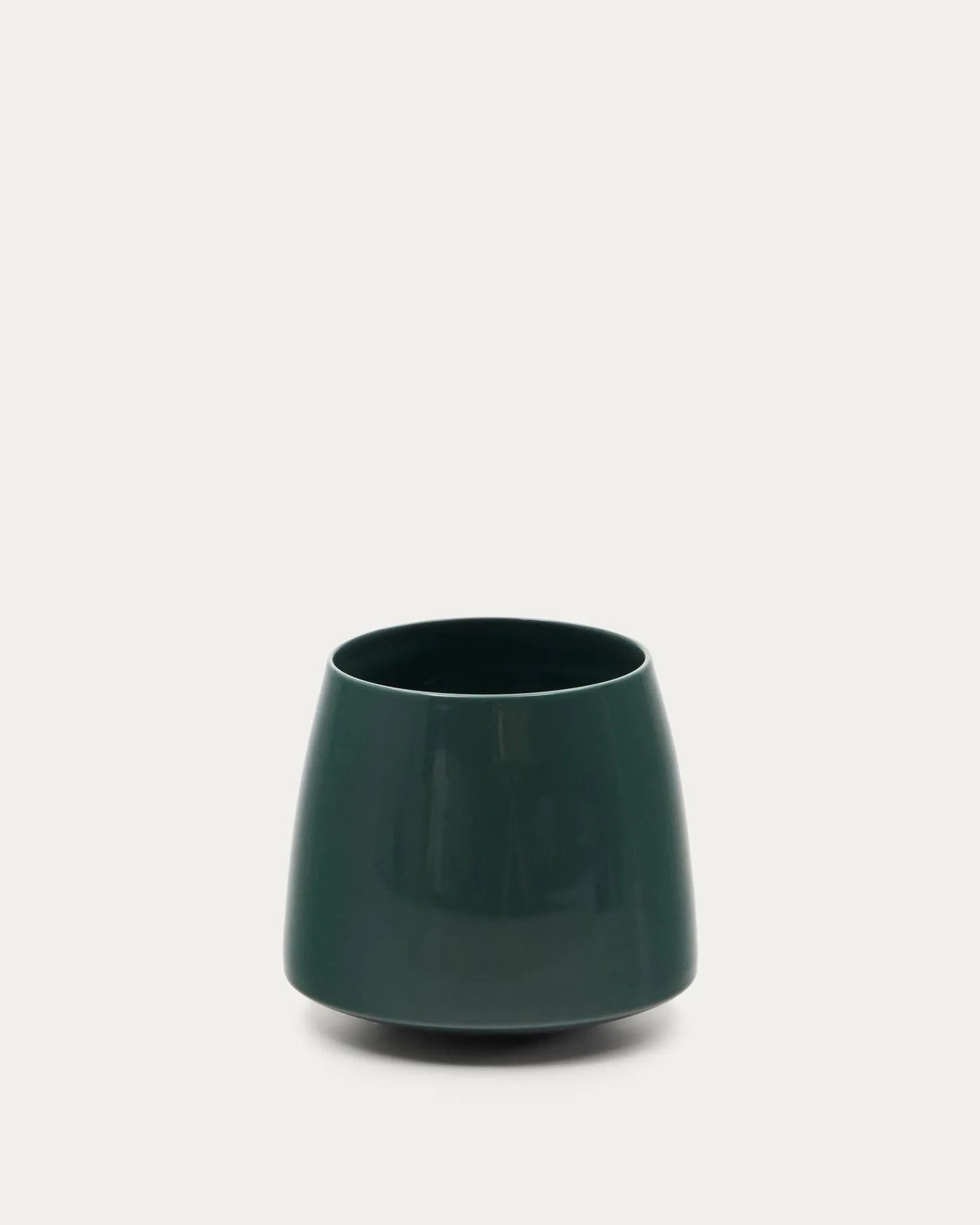 Die grüne Sibla Keramikvase (16 cm) von Kave Home besticht durch organische Formen und reflektierendes Glas, ideal für stilvolle Arrangements.