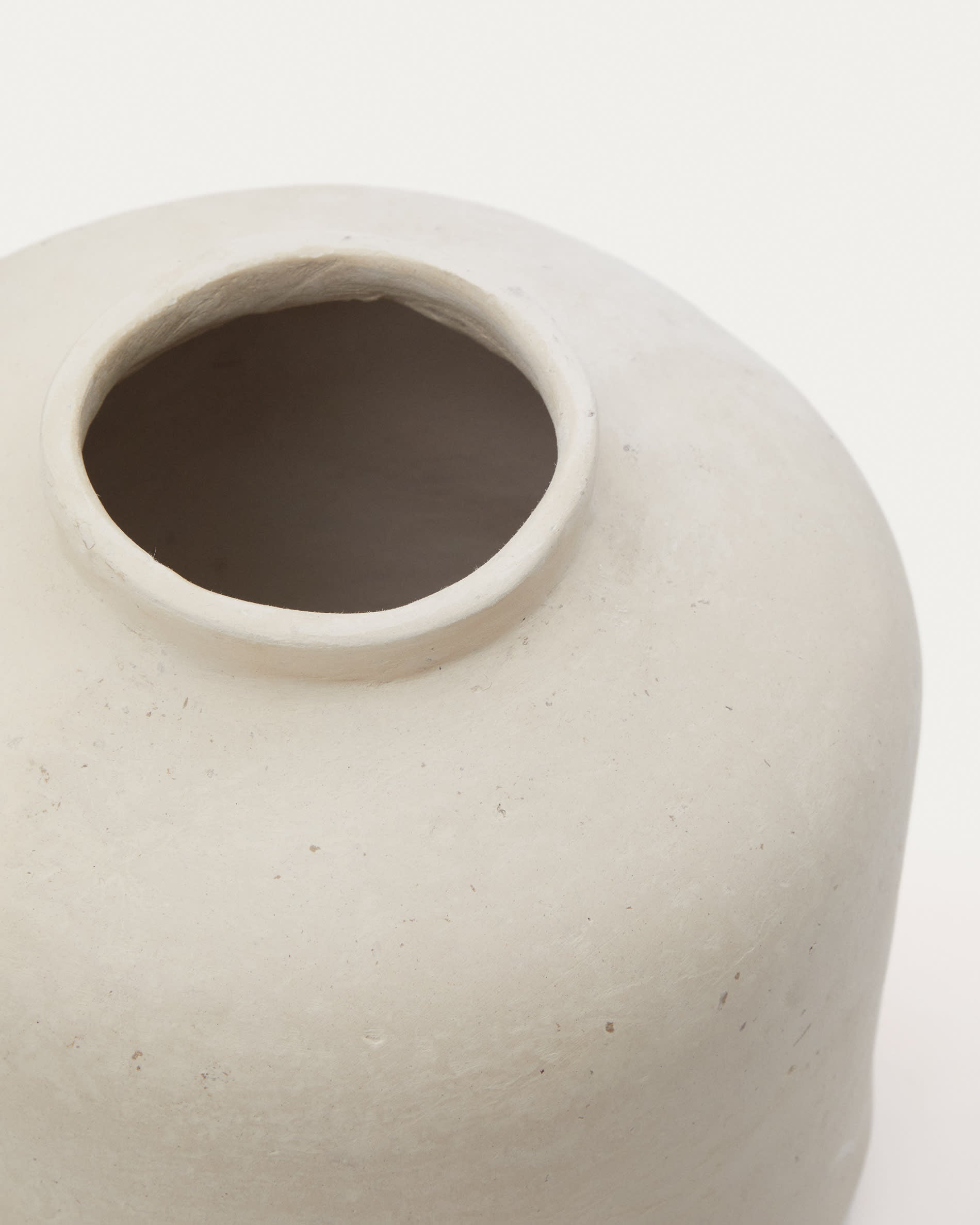 Elegante weiße Serina Vase aus Pappmaché, 27 cm hoch, von Kave Home. Perfekt für stilvolle Dekorationen.