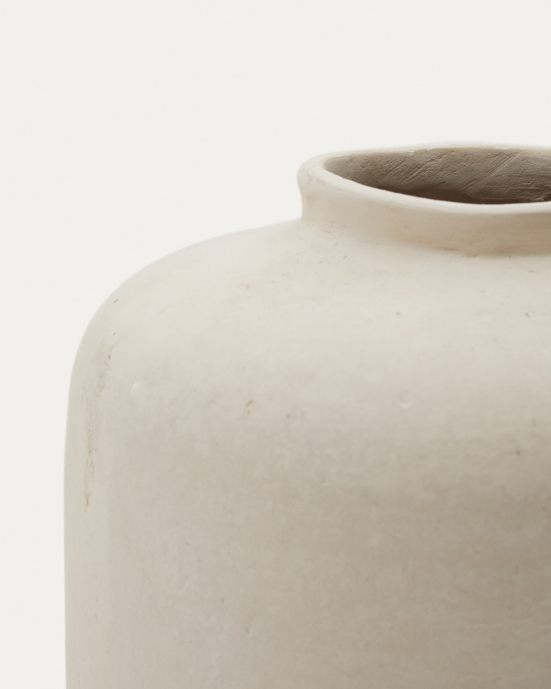 Die Serina Vase aus weißem Pappmaché, 27 cm hoch, von Kave Home, ist ideal für moderne und elegante Wohnraumdekorationen.