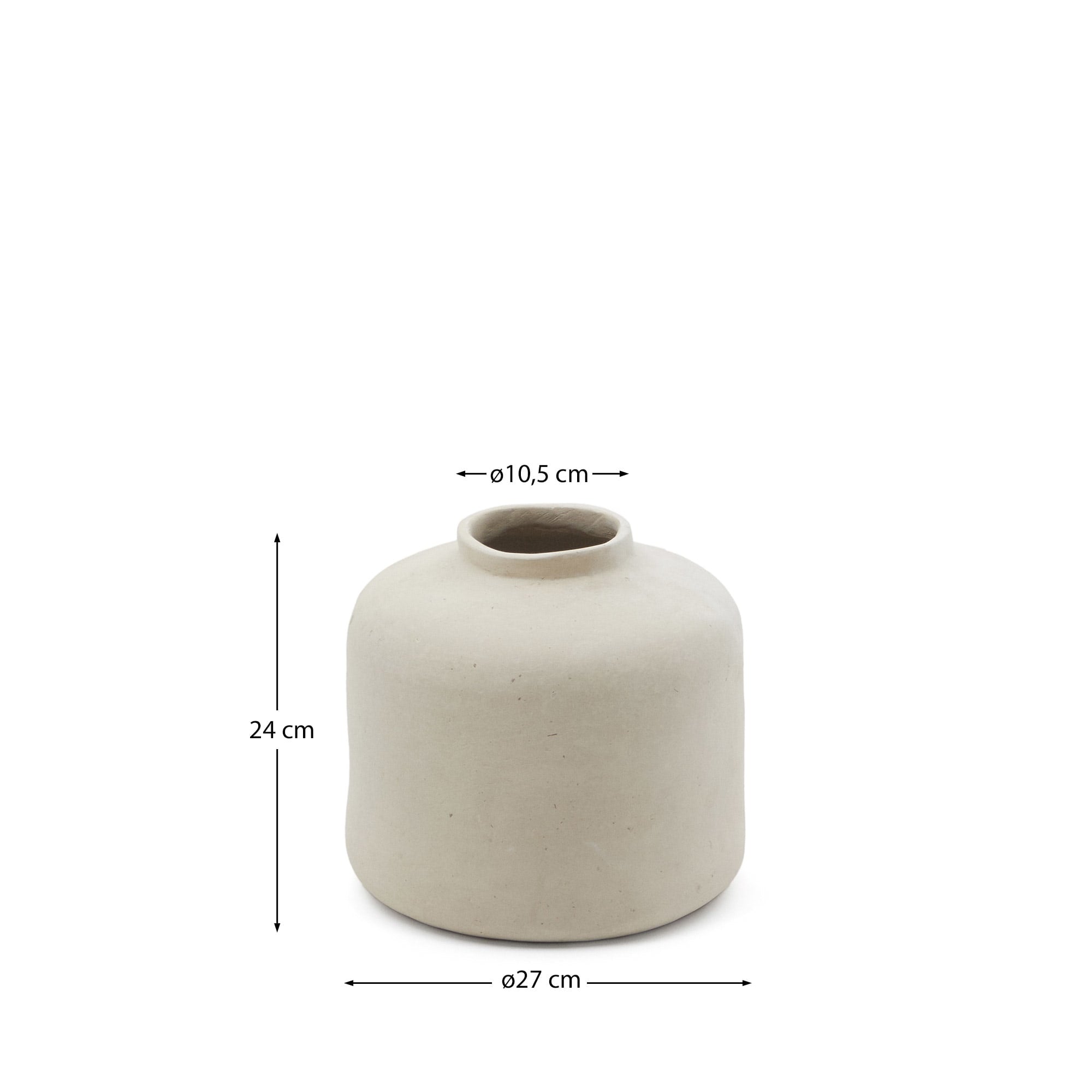 Die weiße Serina Vase aus Pappmaché, 27 cm hoch, von Kave Home, verleiht Ihrem Zuhause einen modernen und stilvollen Touch.