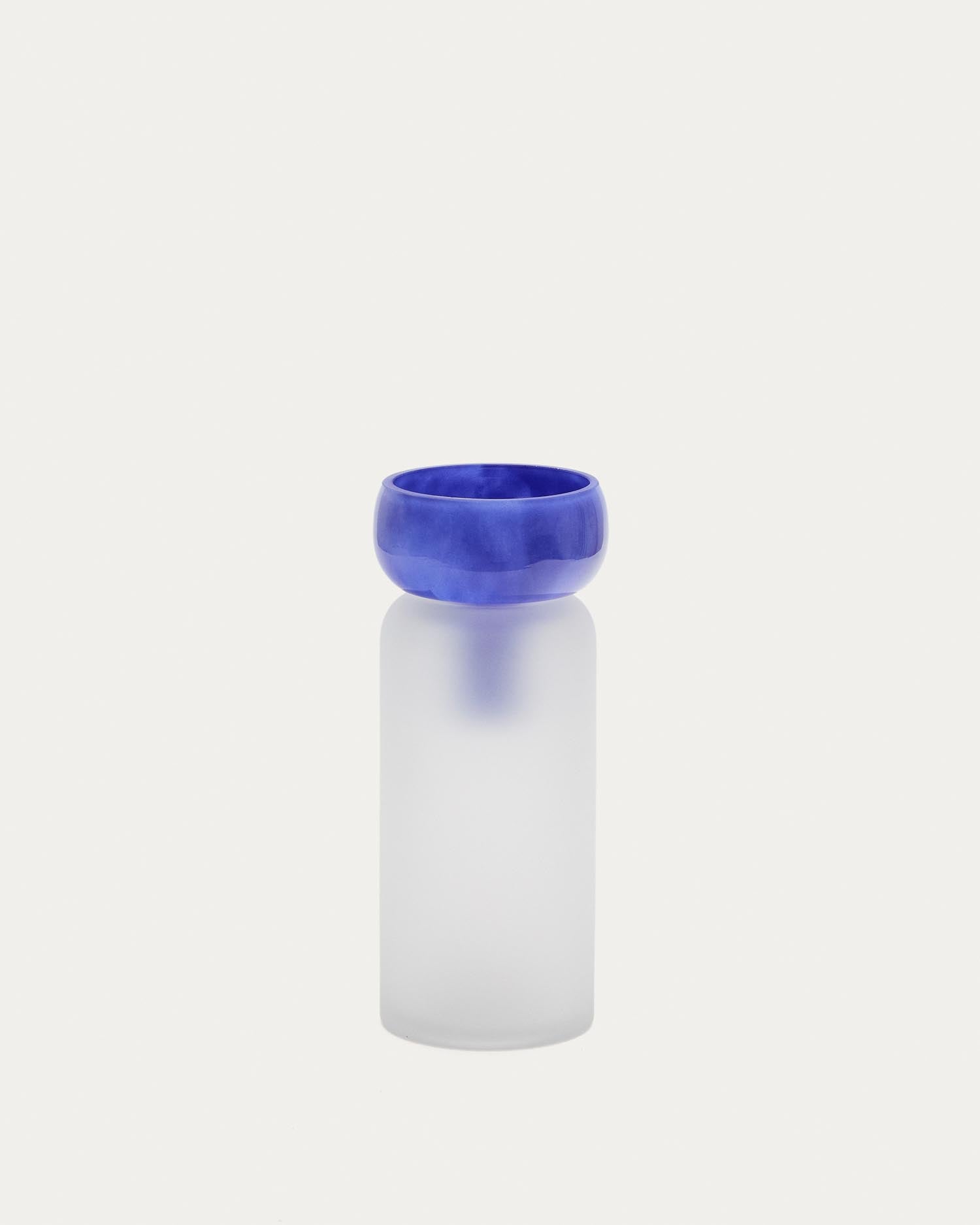 Die Vase Kelse aus blauem Klarglas von Kave Home ist 30,5 cm hoch und besticht durch ihr modernes, elegantes Design für stilvolle Dekoration.