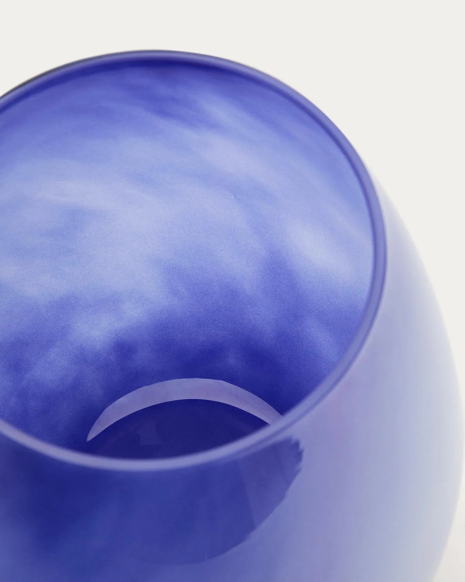 Die Vase Kelse aus blauem Glas, 26 cm hoch, von Kave Home besticht durch ihr stilvolles Design und ergänzt jede Wohnraumdekoration.