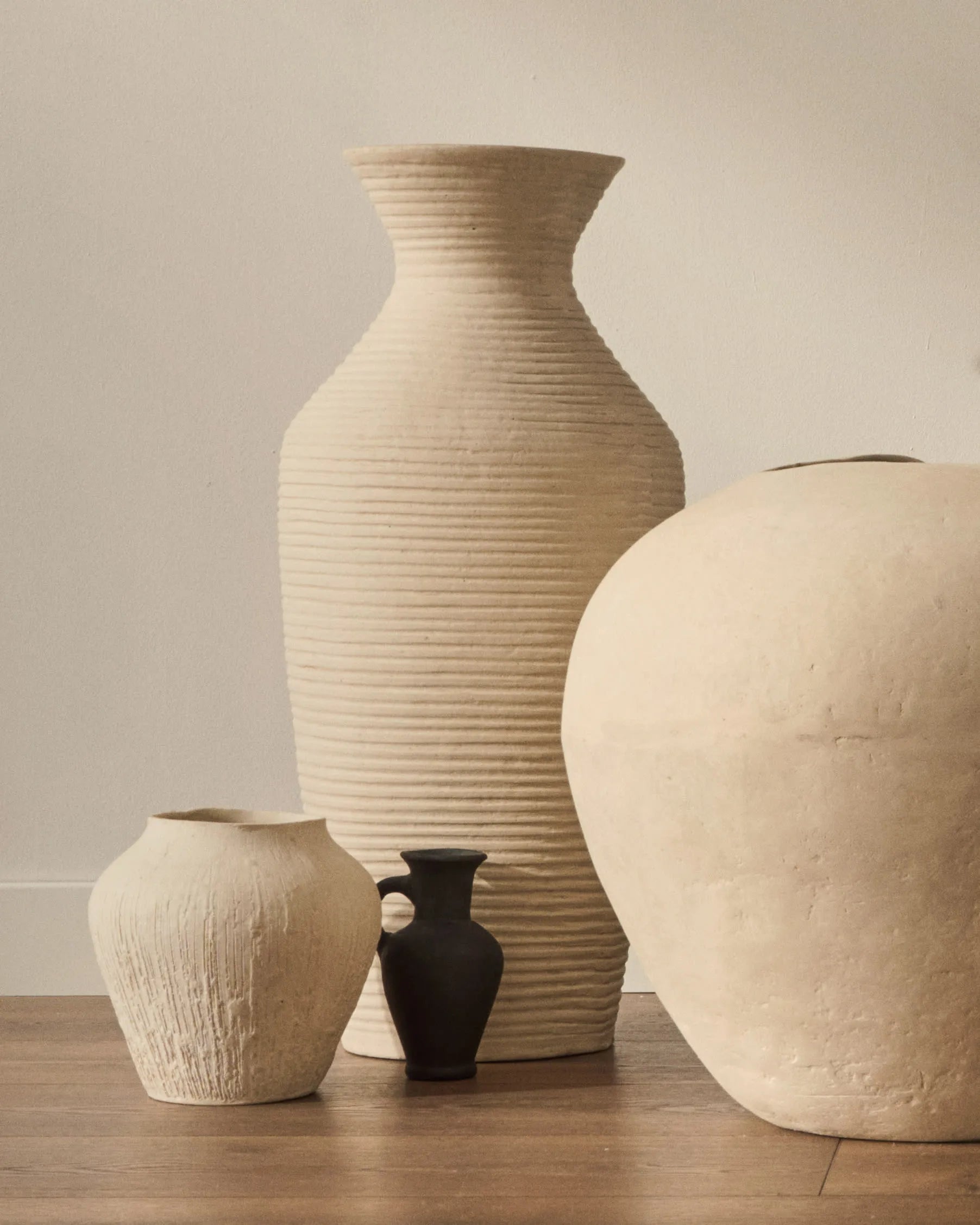 Die Vase Pria aus weißem Pappmaché, 72 cm hoch, vereint nachhaltiges Design mit schlichter Eleganz für stilvolle Trockenarrangements.