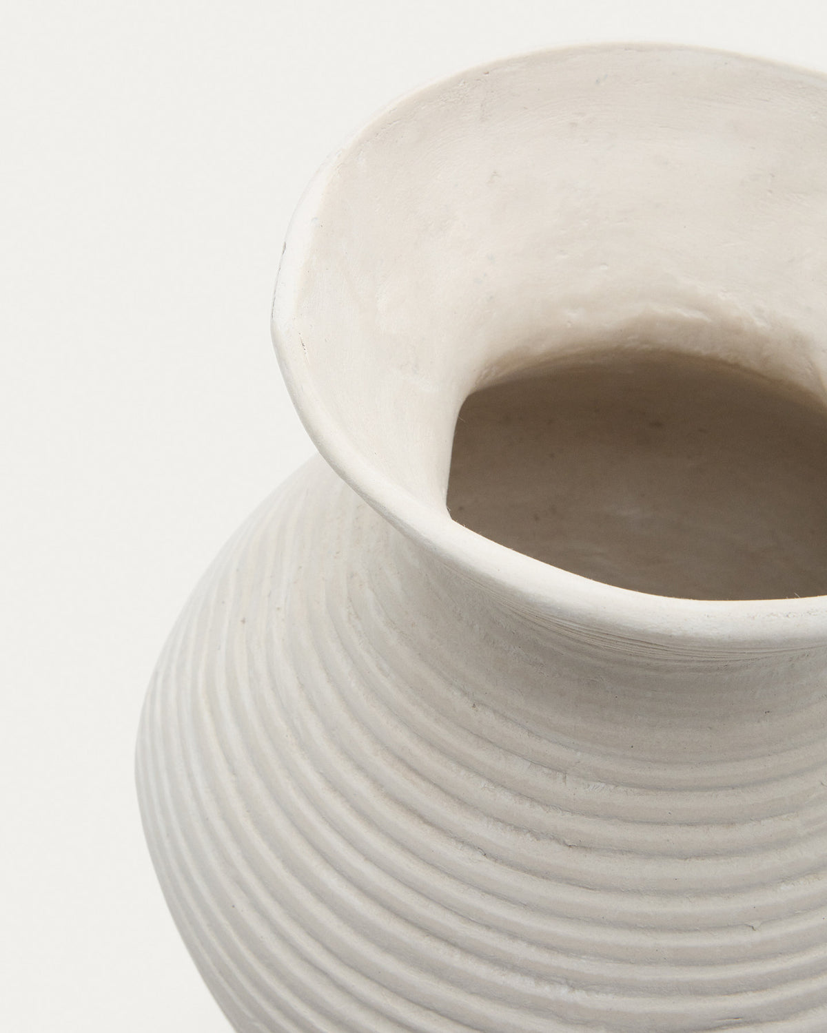 Vase Pria aus weissem Pappmaché 51 cm in Weiss präsentiert im Onlineshop von KAQTU Design AG. Vase ist von Kave Home