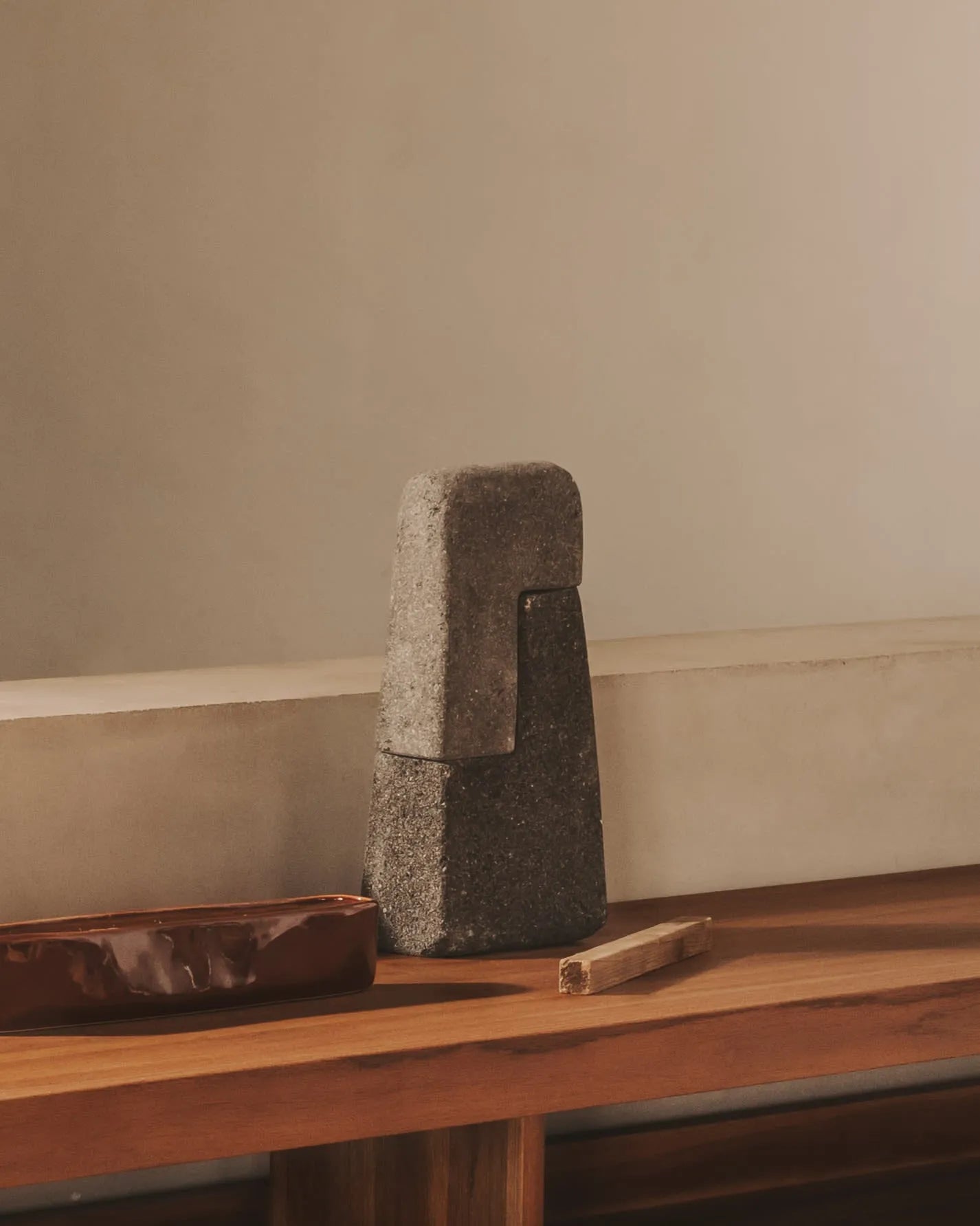 Elegante Steinskulptur, handgefertigt, 30 cm hoch, mit natürlichem Finish. Ideal für stilvolle Akzente in jedem Raum.