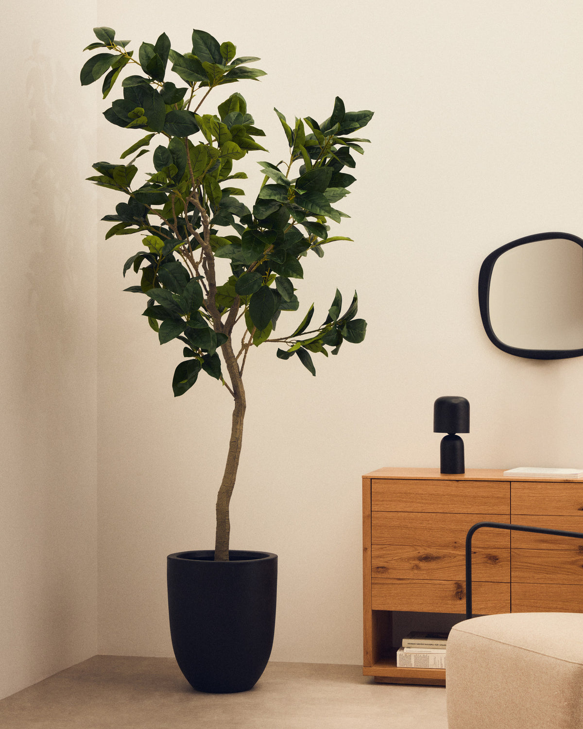 Kunstbaum Ficus mit schwarzem Topf 210 cm in Grün, Braun präsentiert im Onlineshop von KAQTU Design AG. Kunstpflanze ist von Kave Home