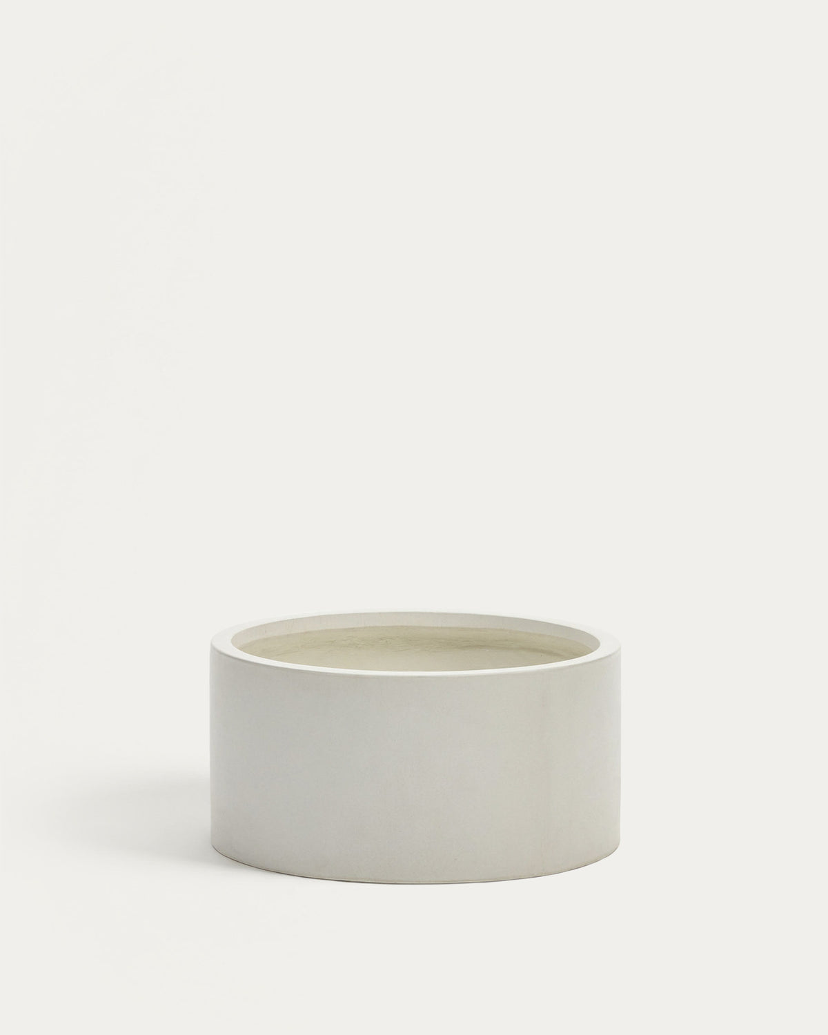 Aiguablava Blumentopf aus Zement in Weiss Ø 62 cm in Weiss präsentiert im Onlineshop von KAQTU Design AG. Pflanzentopf Outdoor ist von Kave Home