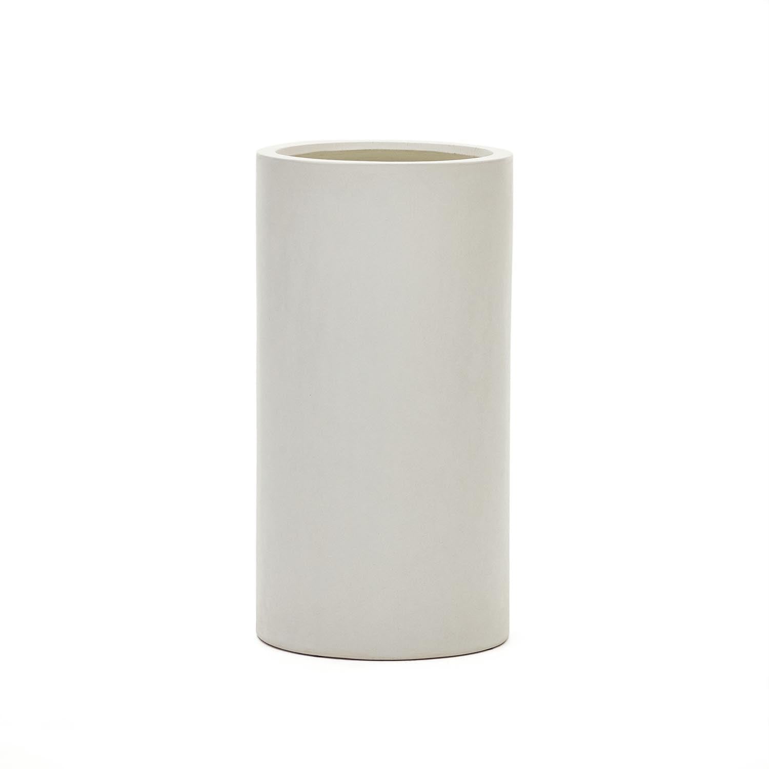 Eleganter Aiguablava Blumentopf aus weißem Zement, Ø 42 cm, von Kave Home. Modern, widerstandsfähig, ideal für Innen- und Außenbereiche.