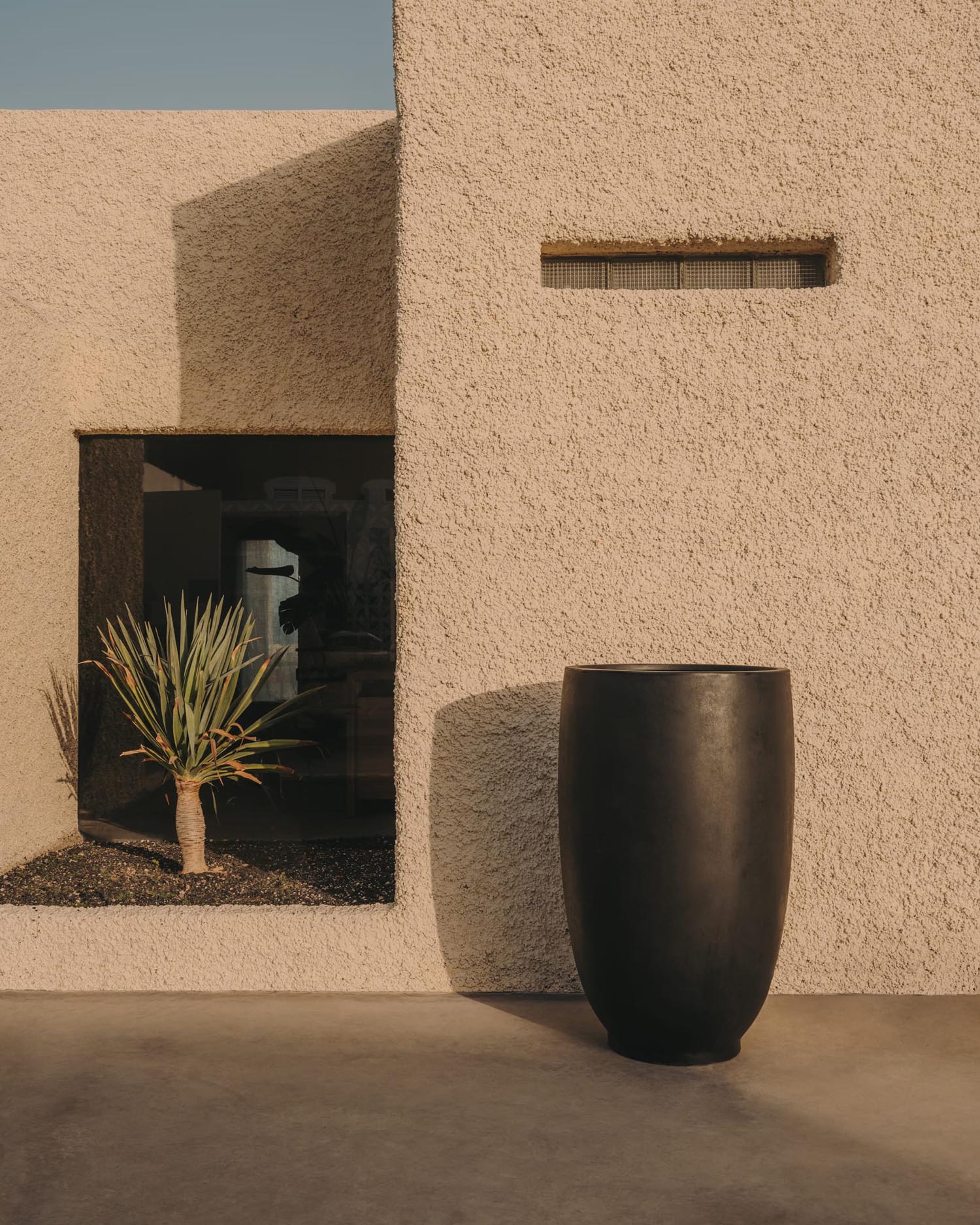 Aiguablava pot de fleurs en ciment noir Ø 75 cm