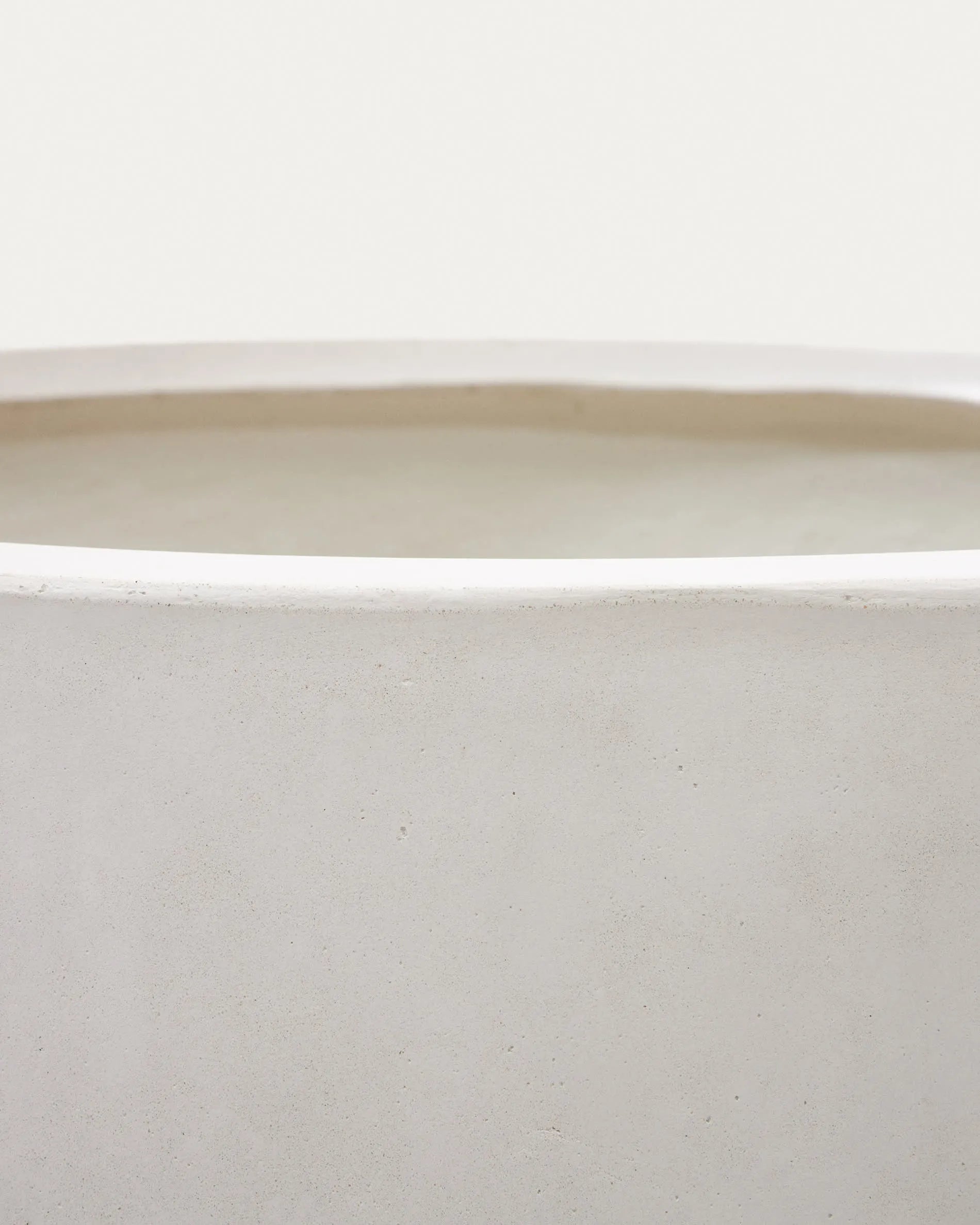 Eleganter weißer Zementtopf Ø 75 cm, robust und vielseitig, ideal für stilvolle Pflanzenarrangements drinnen und draußen.