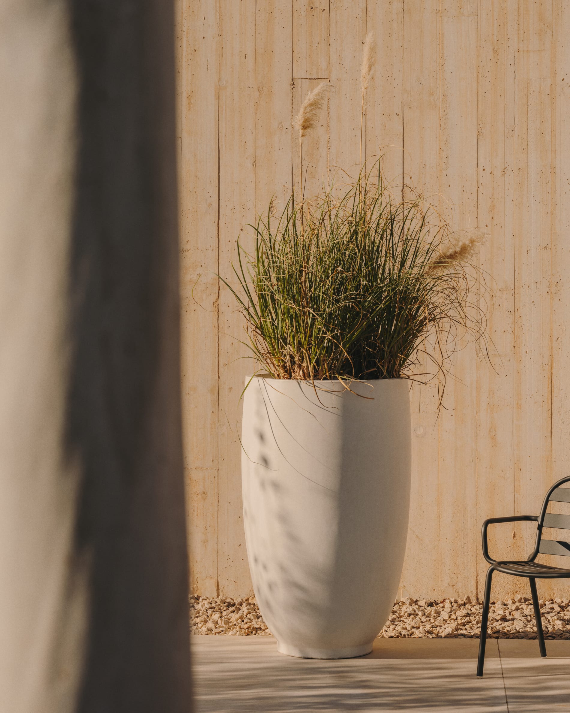 Moderner Aiguablava Blumentopf aus weißem Zement, Ø 75 cm, von Kave Home – ideal für stilvolle und zeitgemäße Pflanzendekoration.