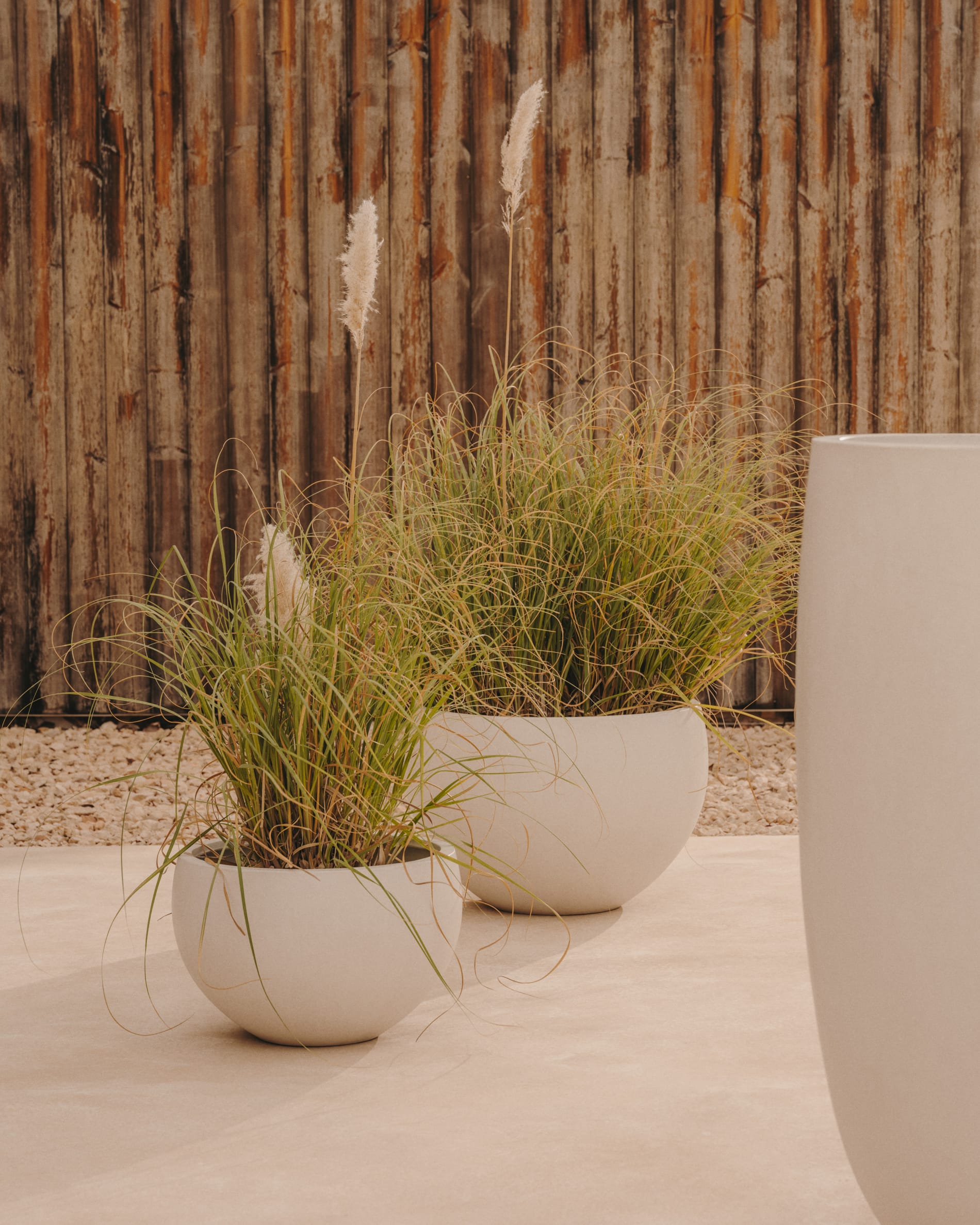 Eleganter Aiguablava Blumentopf aus weißem Zement, Ø 75 cm, von Kave Home – perfekt für moderne und schicke Pflanzengestaltung.