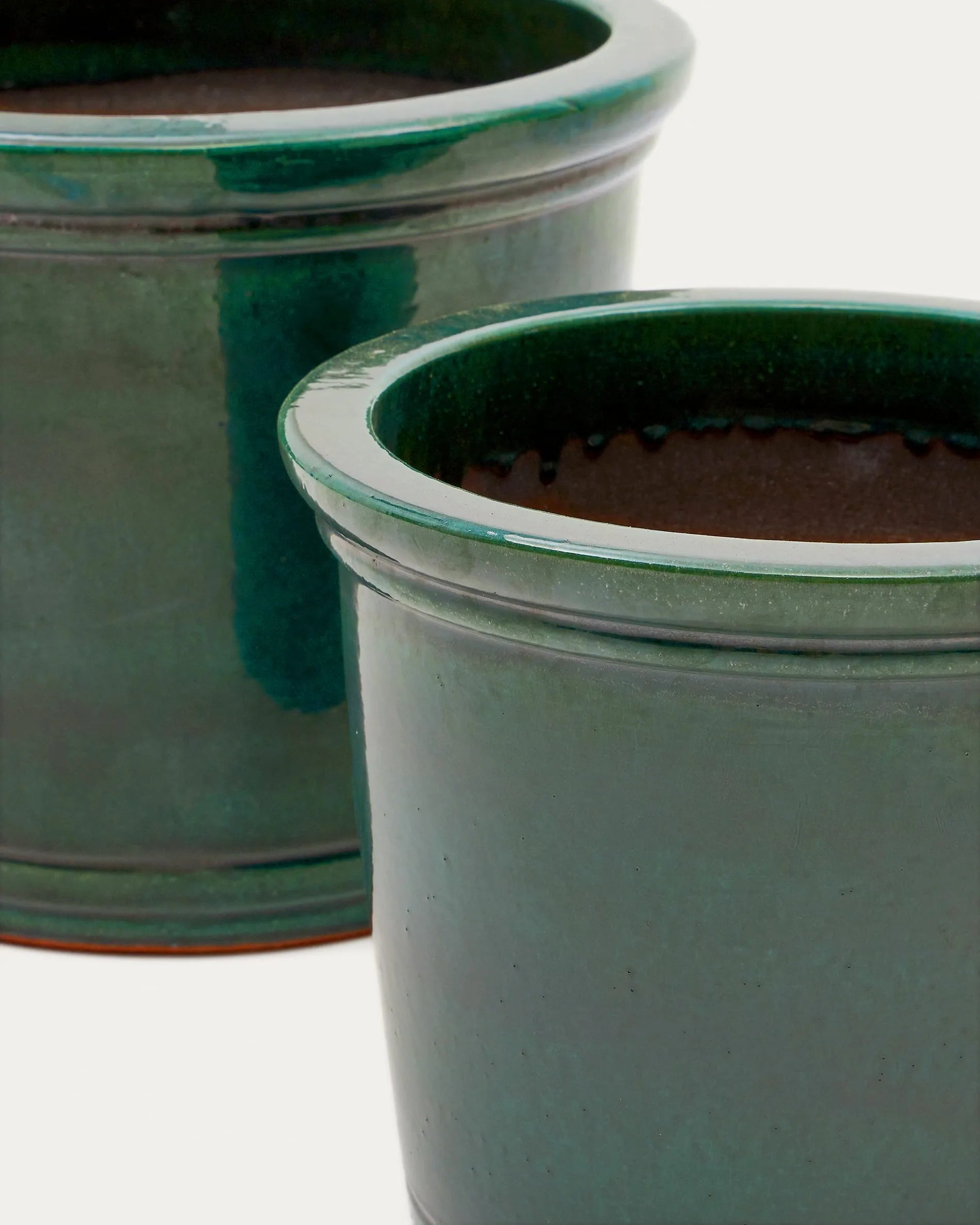 Elegante Keramik-Blumentöpfe mit grüner Glasur, ideal für drinnen und draußen. Set aus zwei Größen: Ø 37 cm und Ø 47 cm.